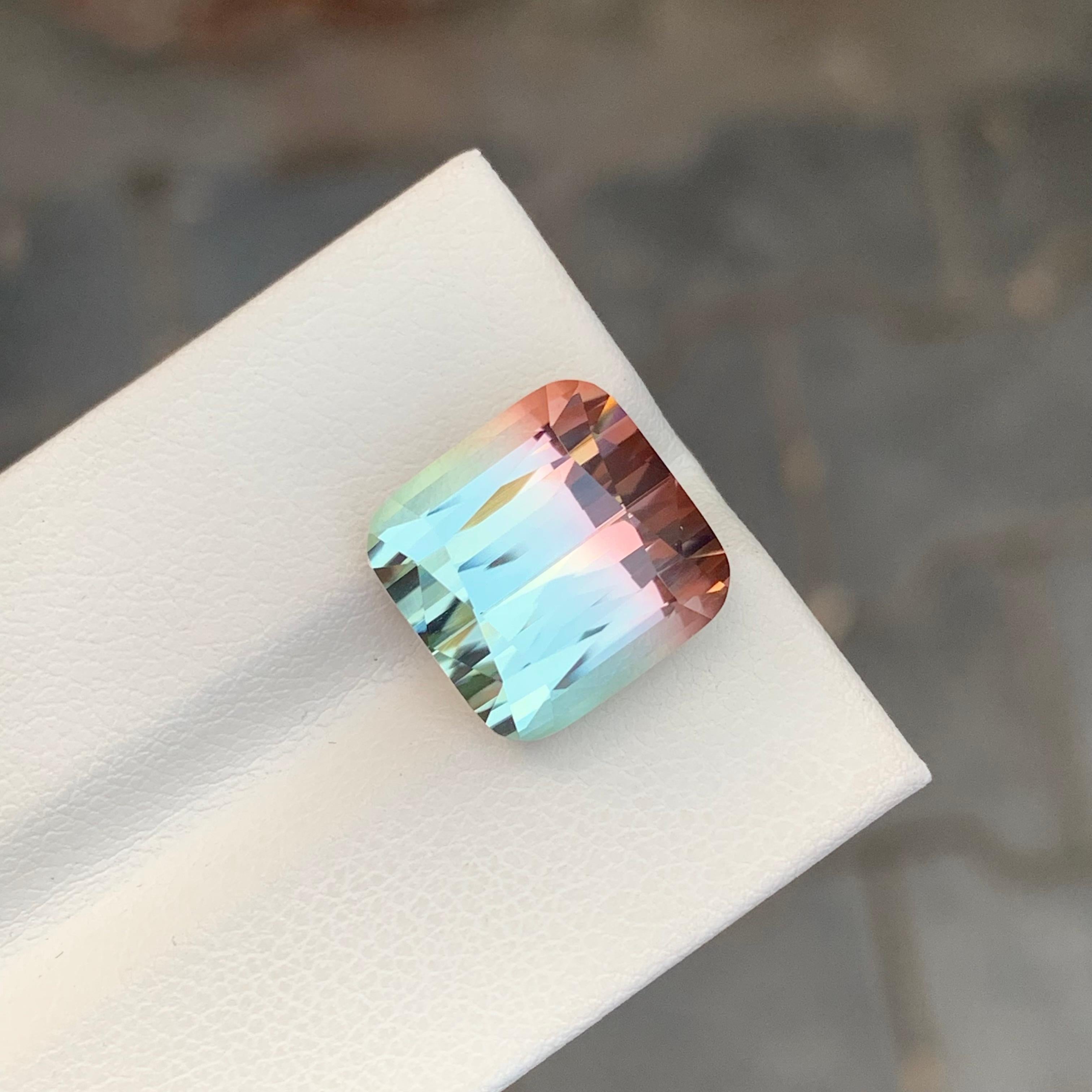 Taille carrée 11.05 Carat Excellent Faceted Bi Colour Tourmaline Square Shape Gemstone (pierre précieuse de forme carrée en tourmaline bicolore) en vente