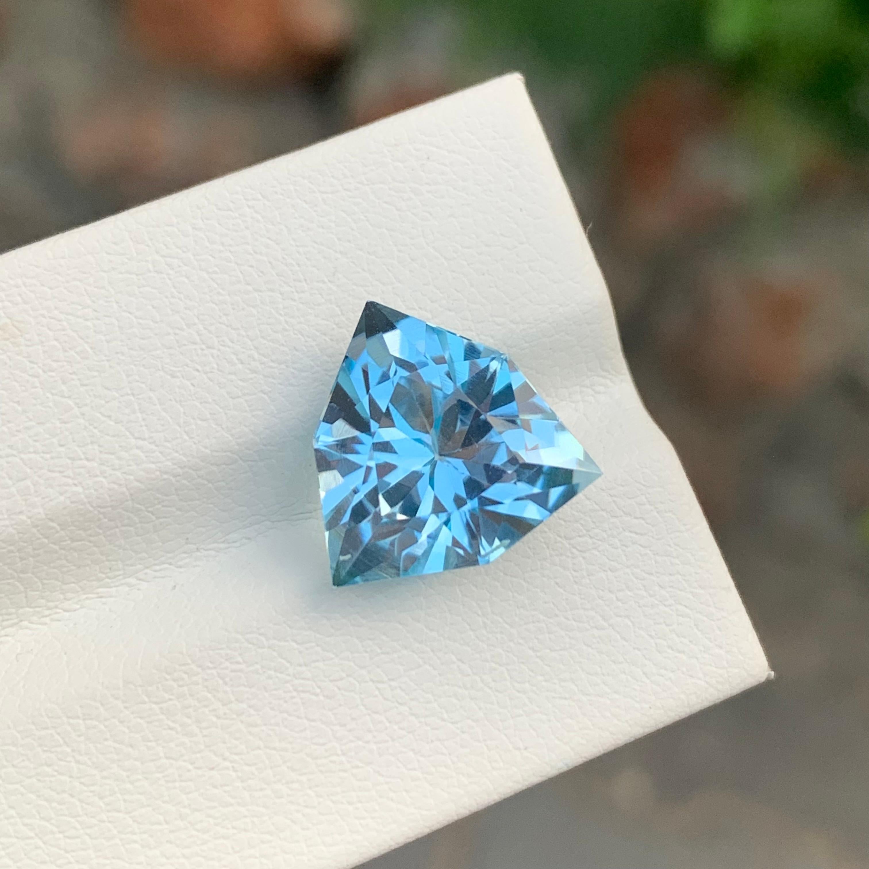 Arts and Crafts 11,05 carati di topazio blu sfaccettato con taglio trillion per collana in vendita