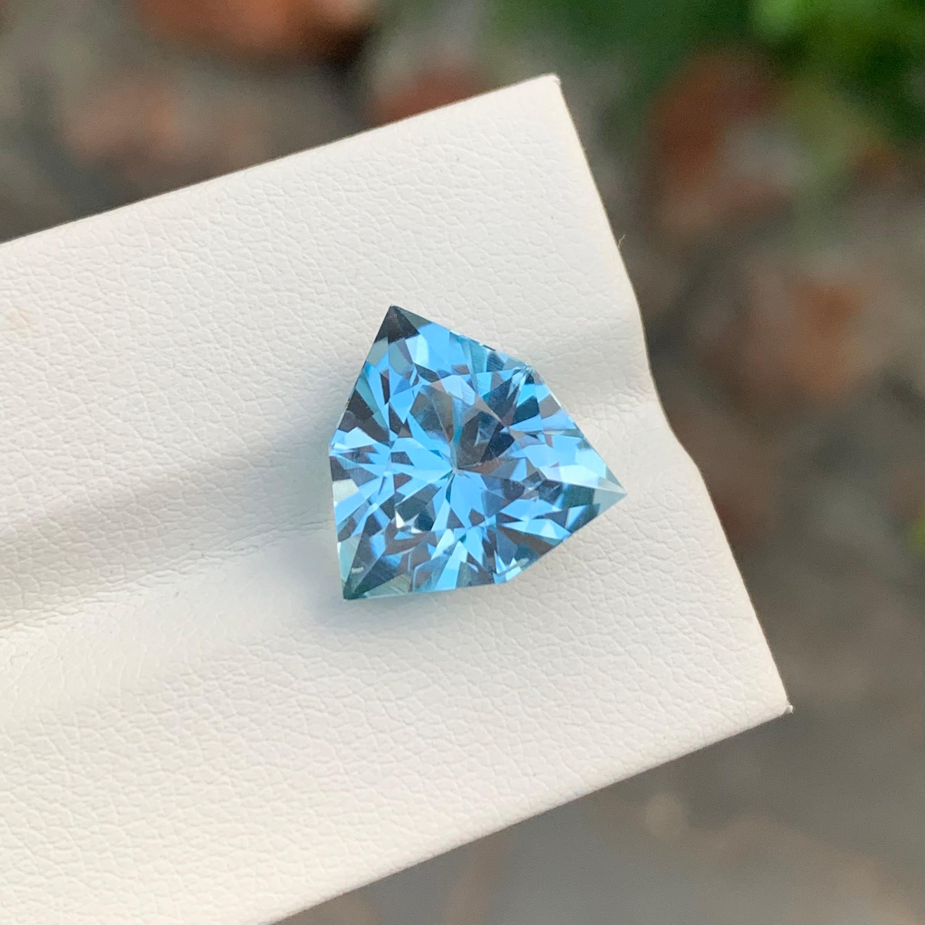 Taglio trillion 11,05 carati di topazio blu sfaccettato con taglio trillion per collana in vendita