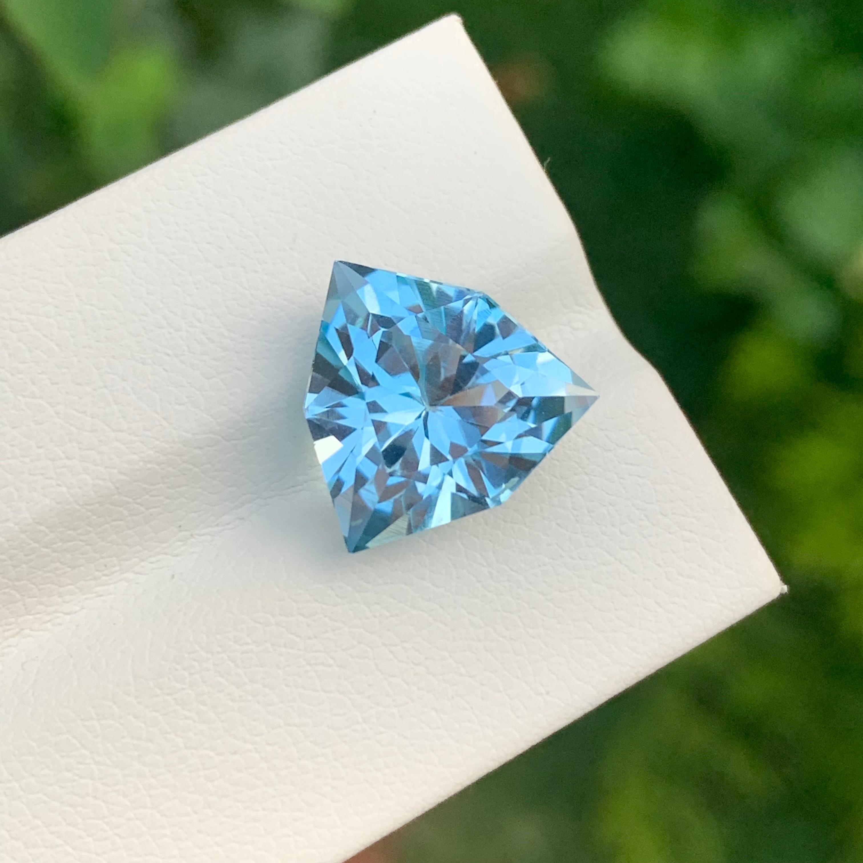 11,05 carati di topazio blu sfaccettato con taglio trillion per collana in vendita 1