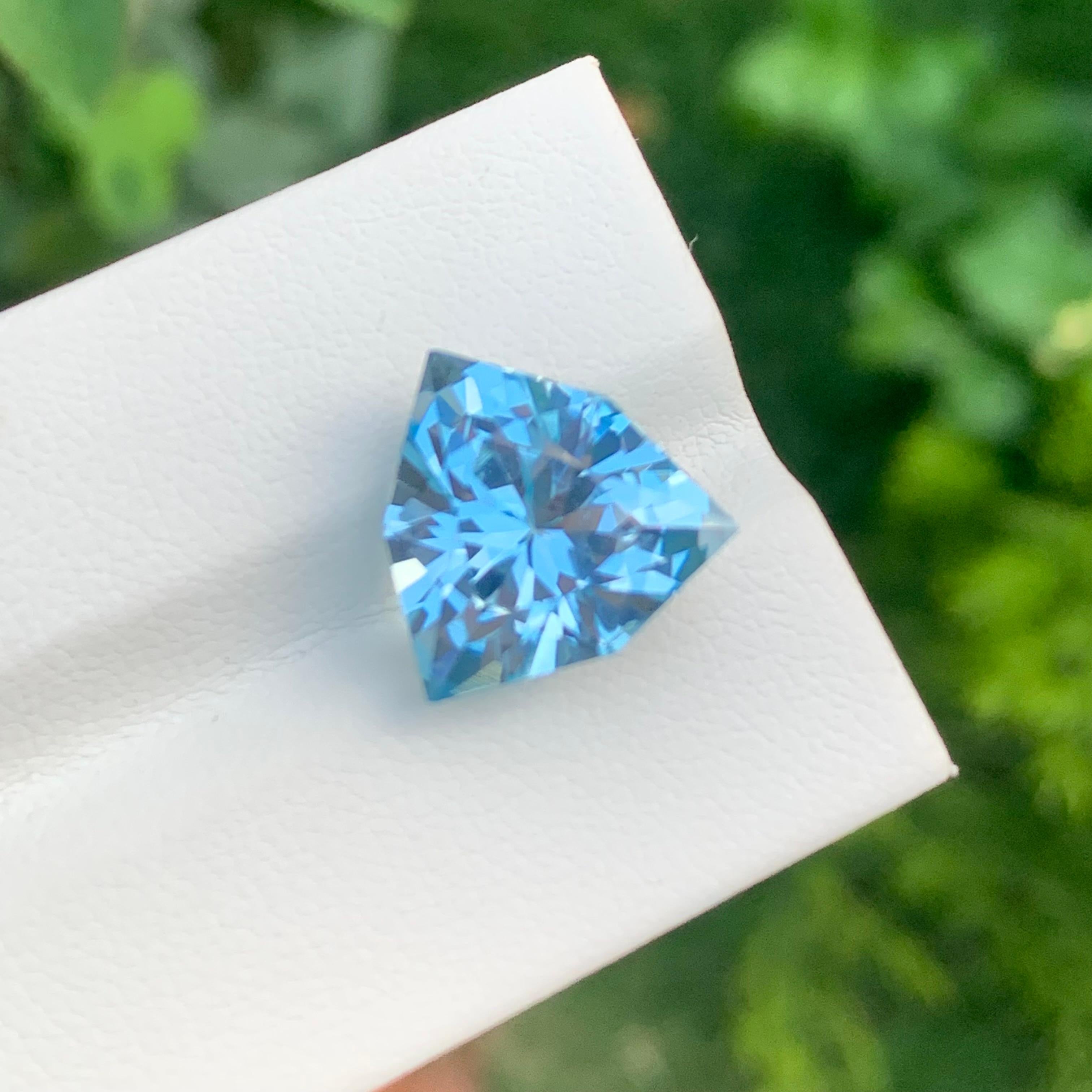 11,05 carati di topazio blu sfaccettato con taglio trillion per collana in vendita 2