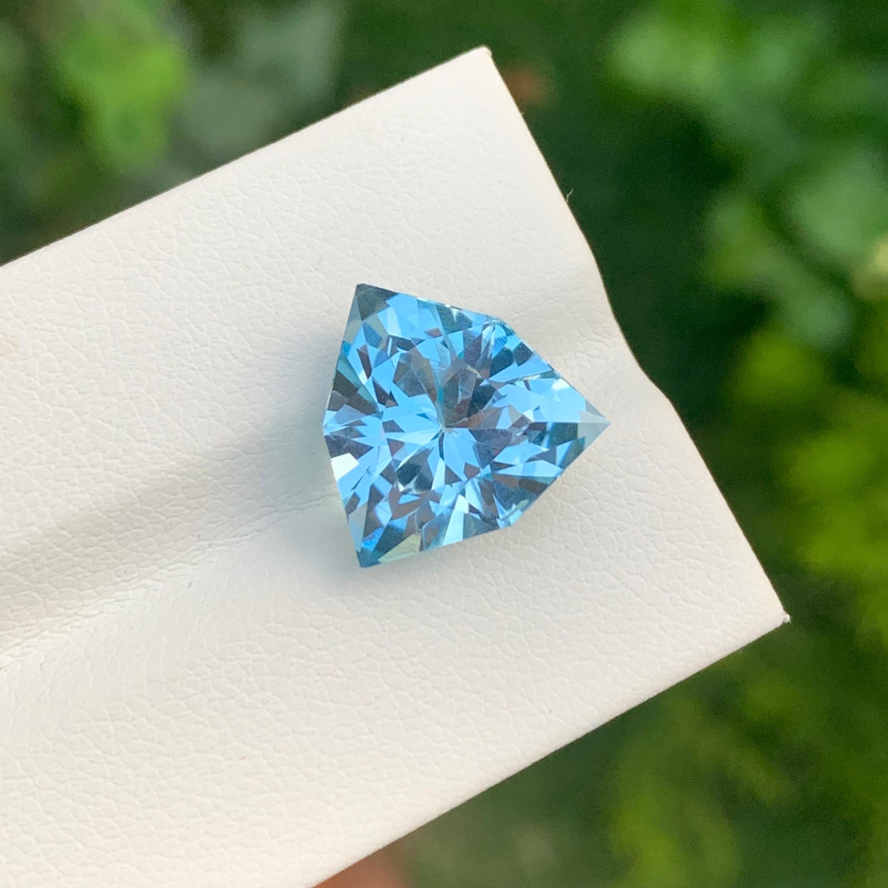11,05 carati di topazio blu sfaccettato con taglio trillion per collana in vendita 3