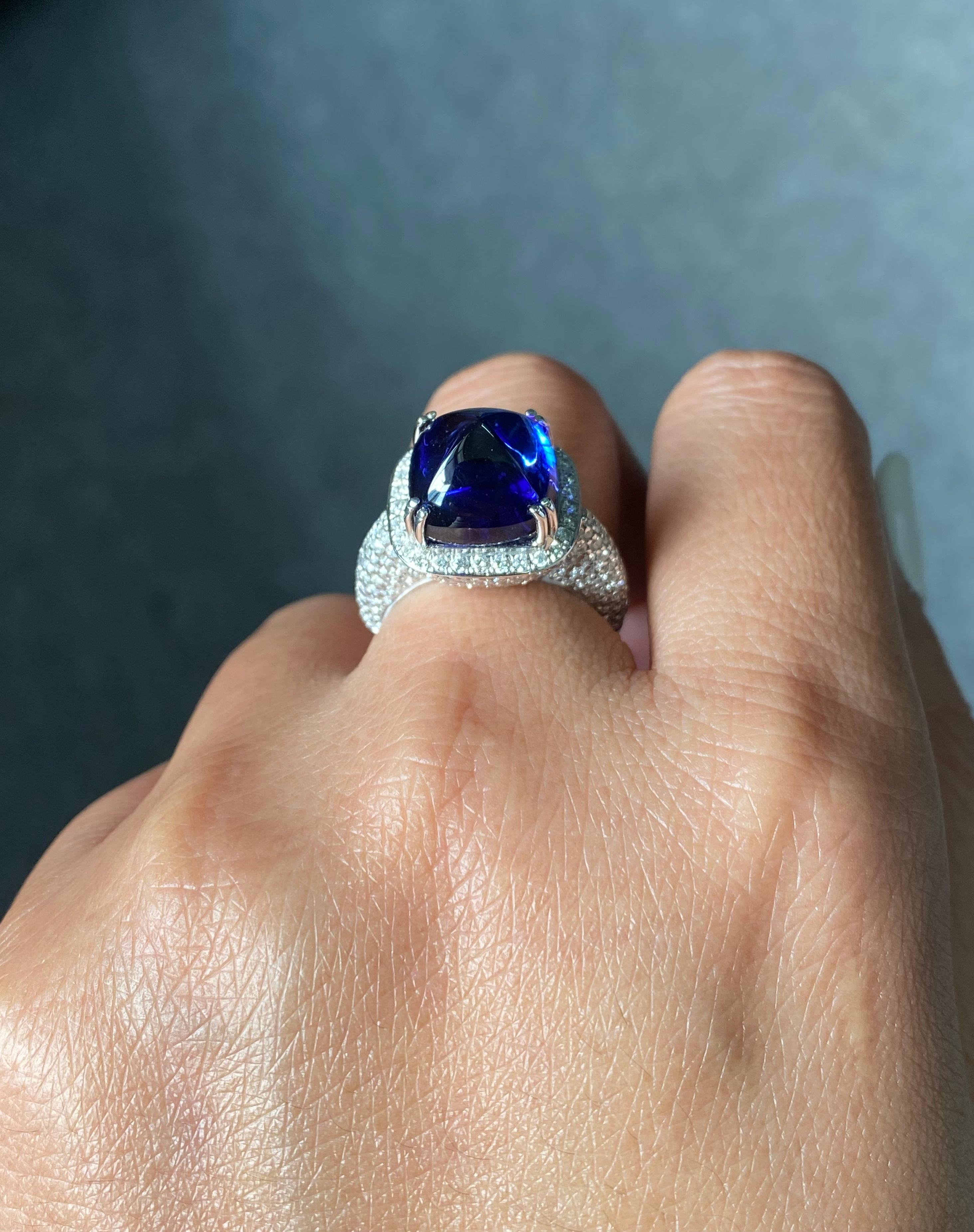 Anello di fidanzamento con tanzanite e diamanti taglio Sugarloaf da 11,05 carati in vendita 1