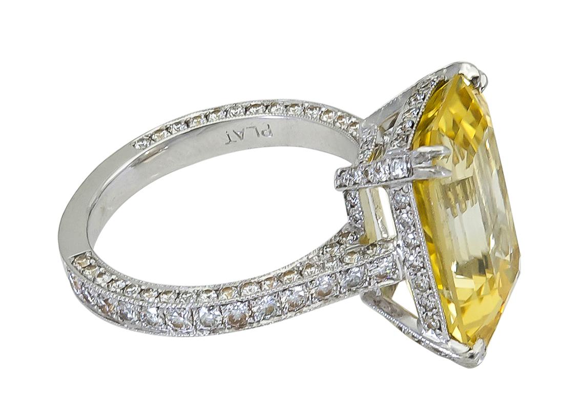 Verlobungsring mit 11,06 Karat gelbem Saphir im Smaragdschliff und Diamanten (Zeitgenössisch) im Angebot