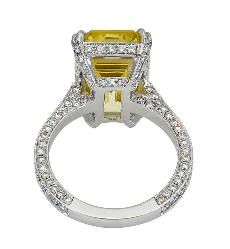 Verlobungsring mit 11,06 Karat gelbem Saphir im Smaragdschliff und Diamanten im Zustand „Hervorragend“ im Angebot in New York, NY