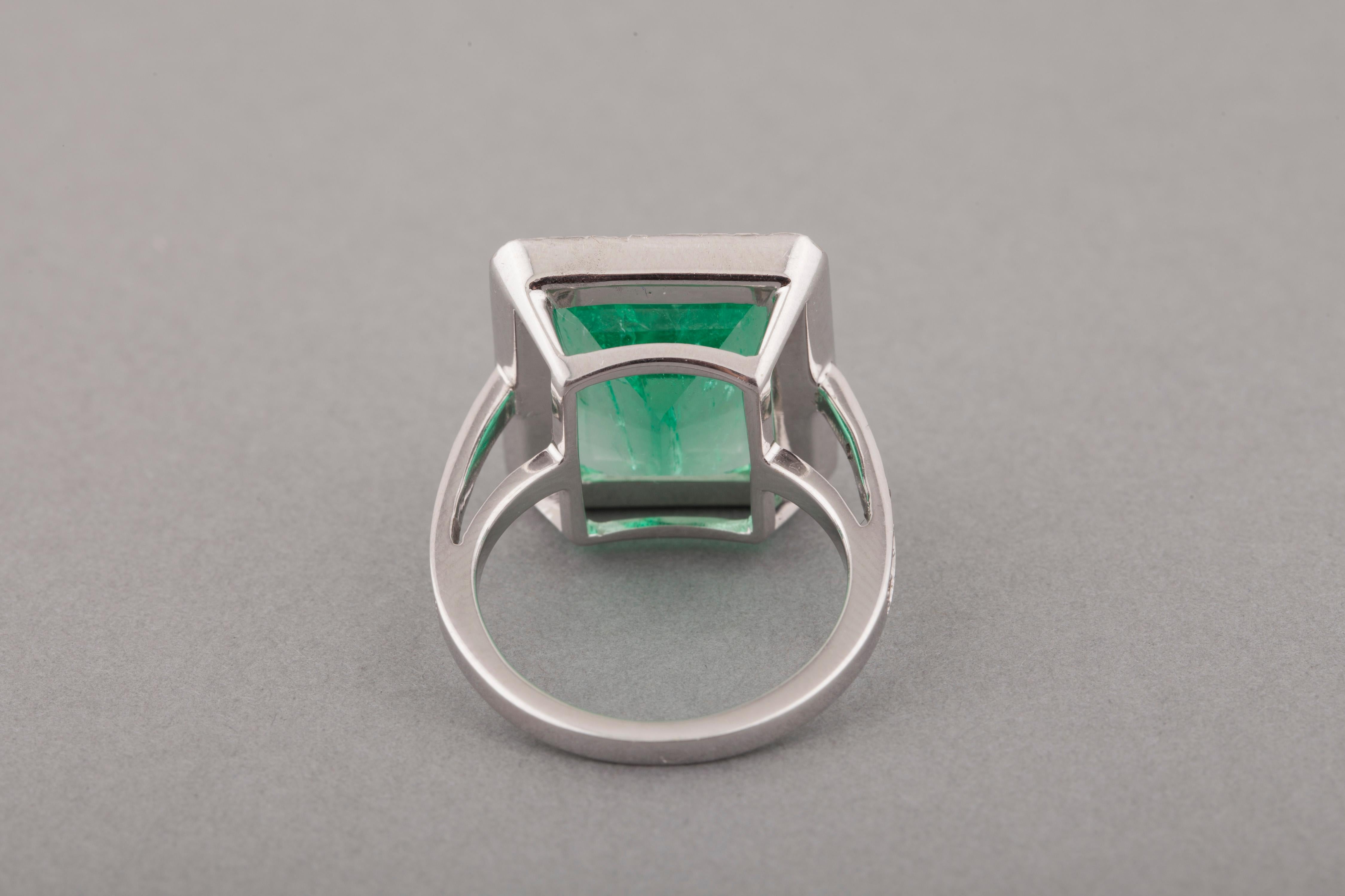 11.06 Carat French Emerald Ring In Excellent Condition In Saint-Ouen, FR