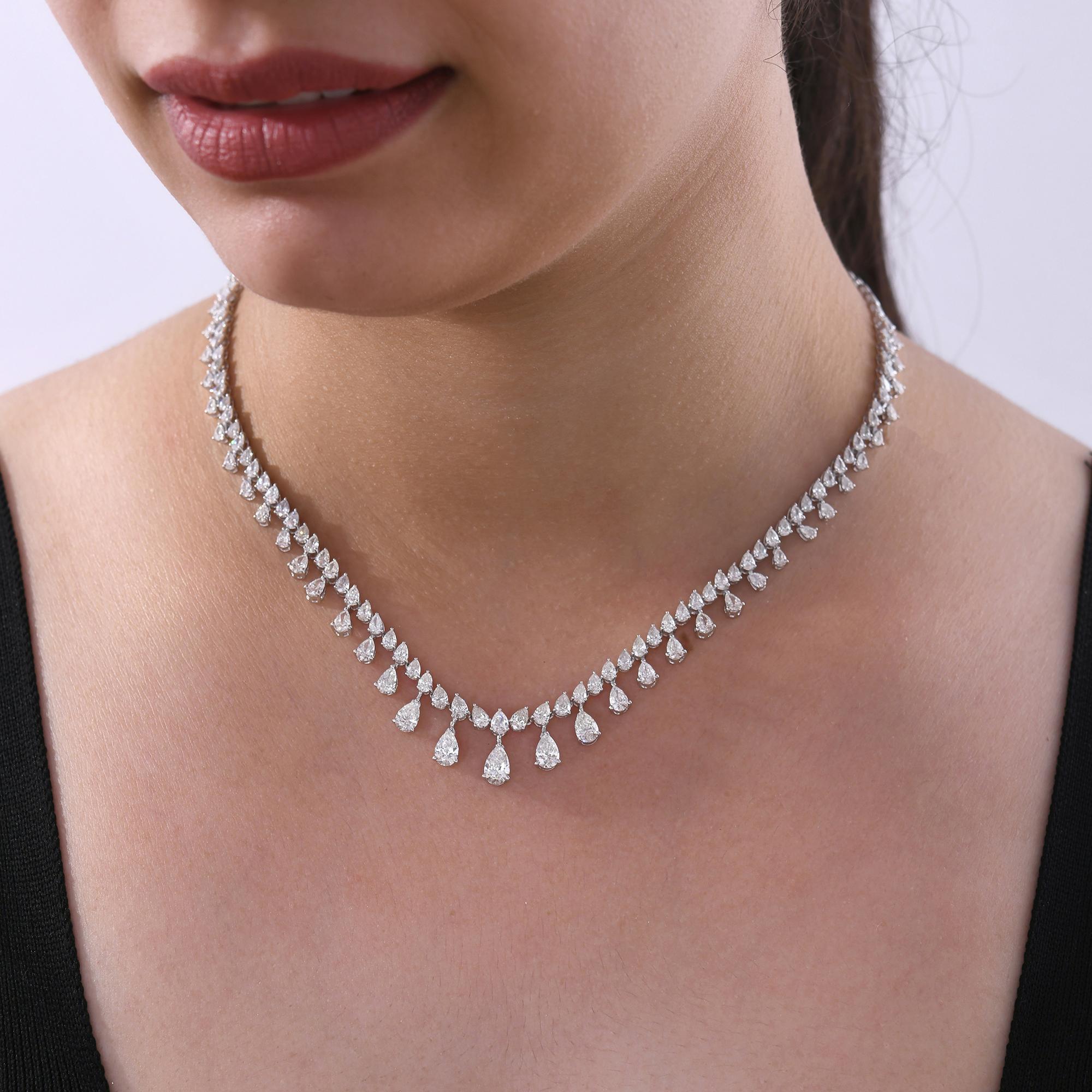 Ce collier ras du cou en or blanc 18 carats de 11,06 carats de diamants SI Clarity HI Color présente de petits diamants de taille poire sertis sur une chaîne avec de plus gros diamants poire sertis en dessous sous forme de gouttes pour former un