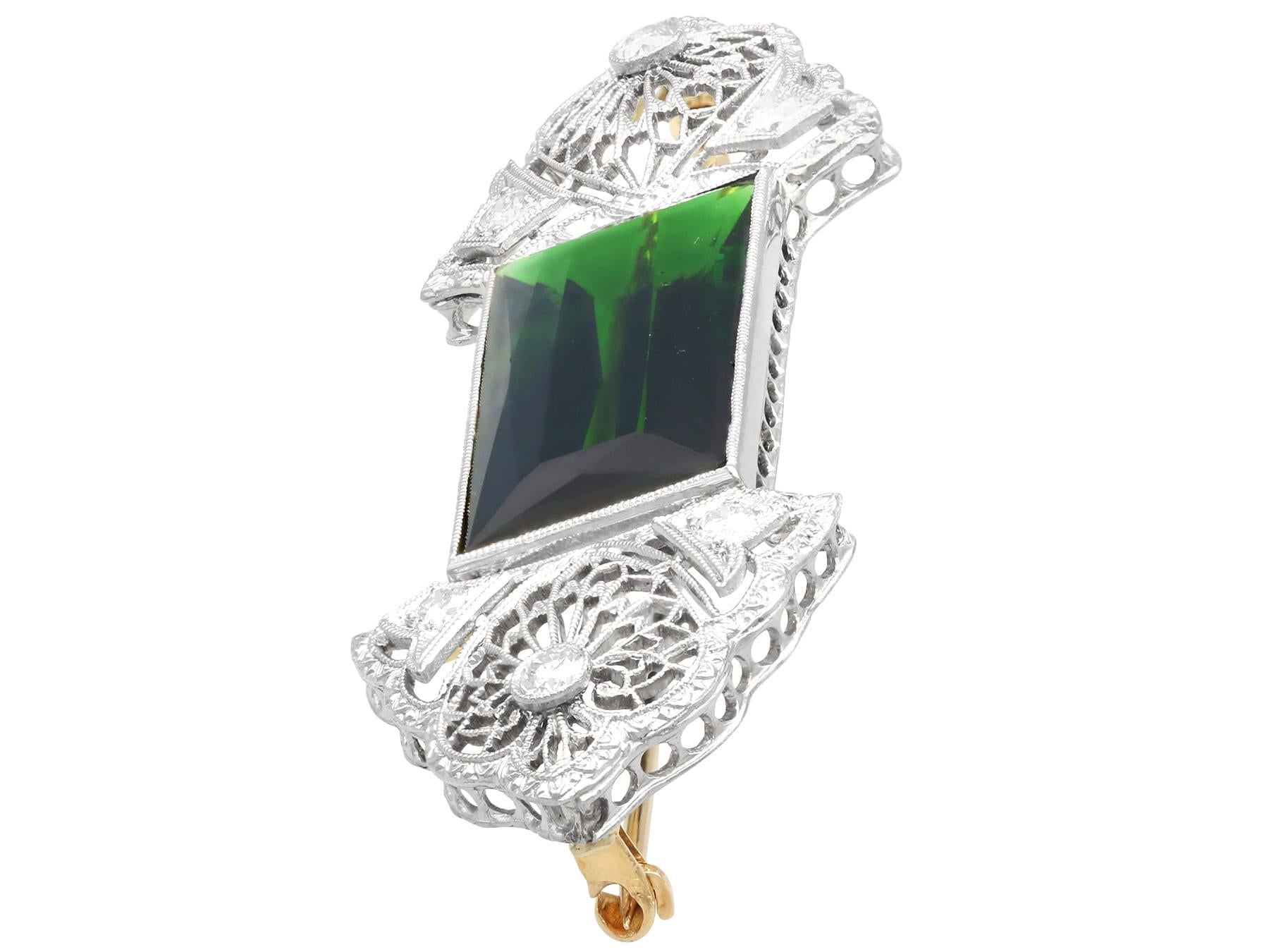 Quadrato Spilla in oro giallo 14k con tormalina da 11,06 carati e diamante da 0,18 carati in vendita