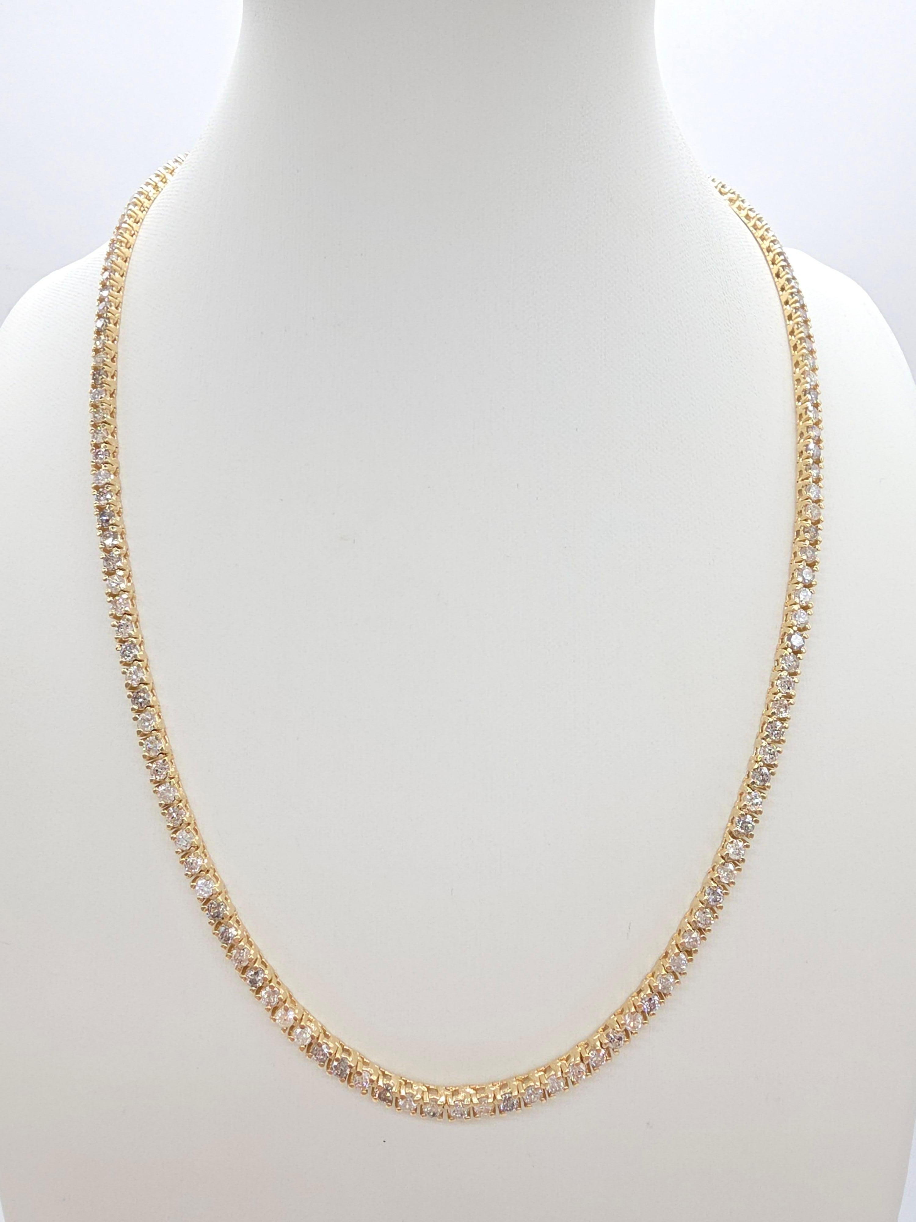 Un impresionante collar tenis de diamantes naturales de 11,07 quilates elaborado en lujoso oro amarillo de 14 quilates. Esta pieza clásica presenta diamantes blancos redondos talla brillante, meticulosamente engastados en un diseño atemporal de