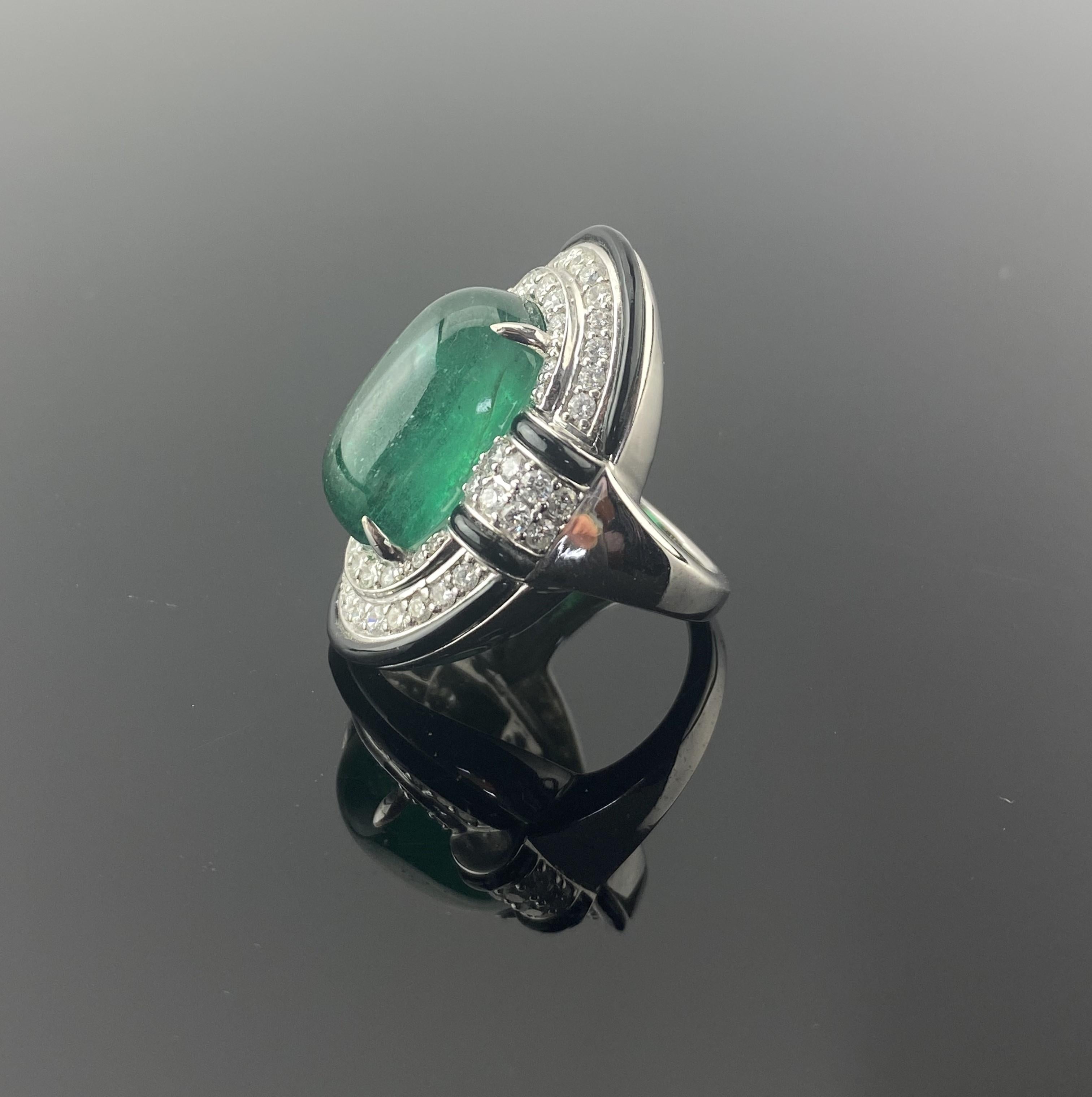 11.08 Carat Emerald Cabochon, Diamond and Onyx Cocktail Ring In New Condition For Sale In Bangkok, Thailand