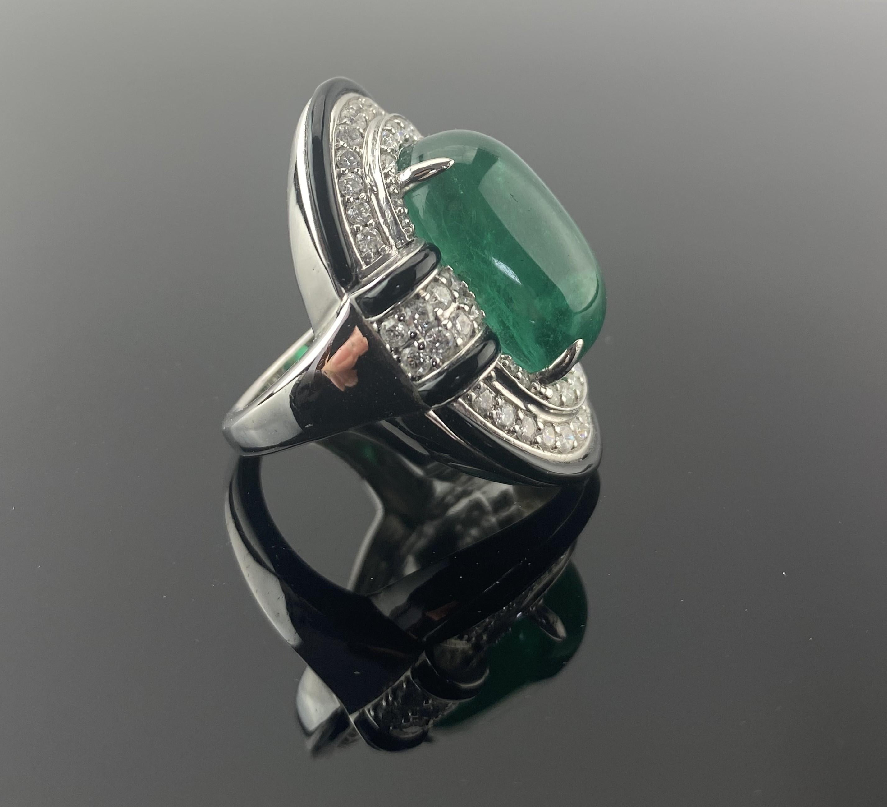 Women's or Men's 11.08 Carat Emerald Cabochon, Diamond and Onyx Cocktail Ring For Sale