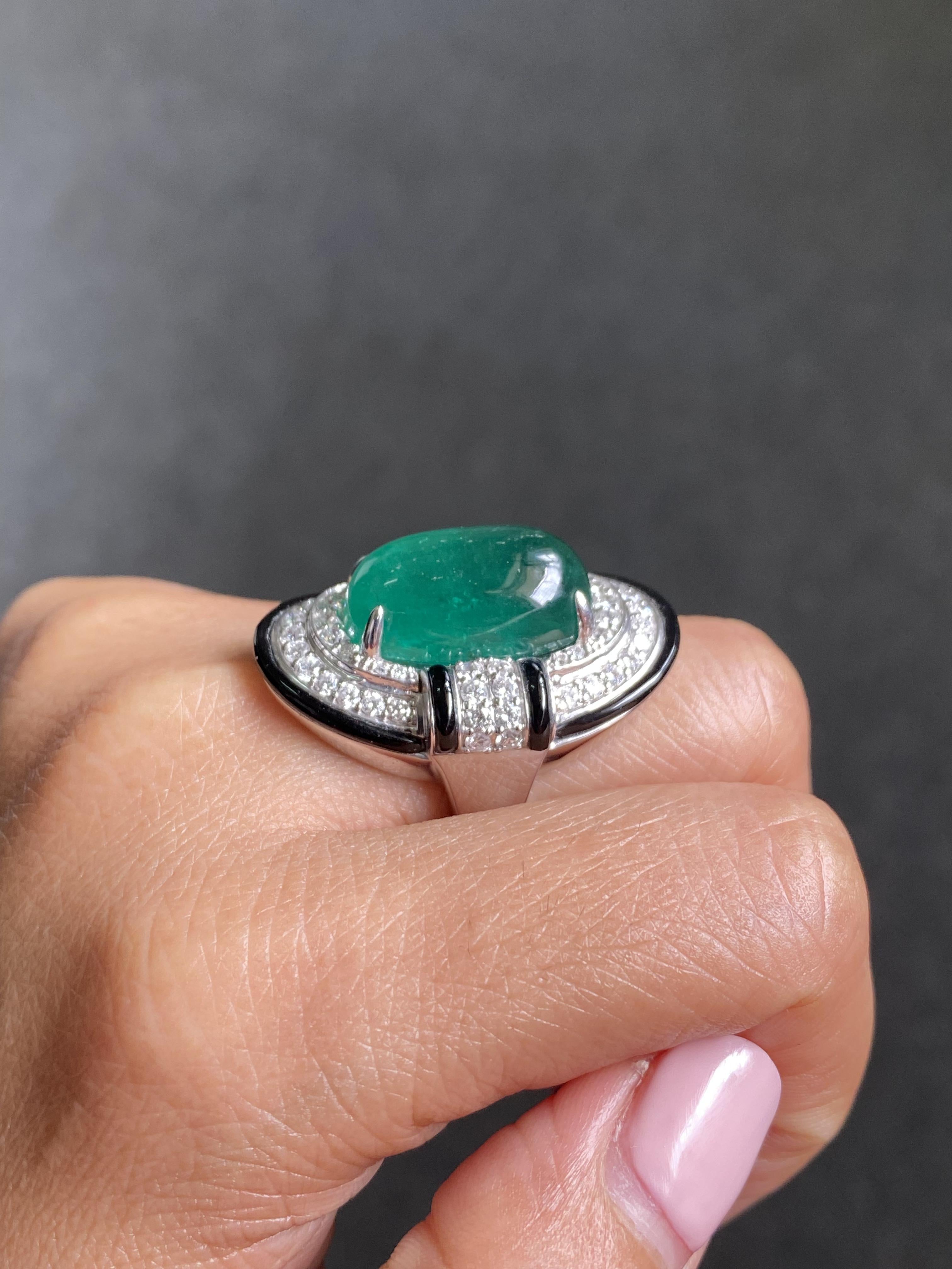 11.08 Carat Emerald Cabochon, Diamond and Onyx Cocktail Ring For Sale 4