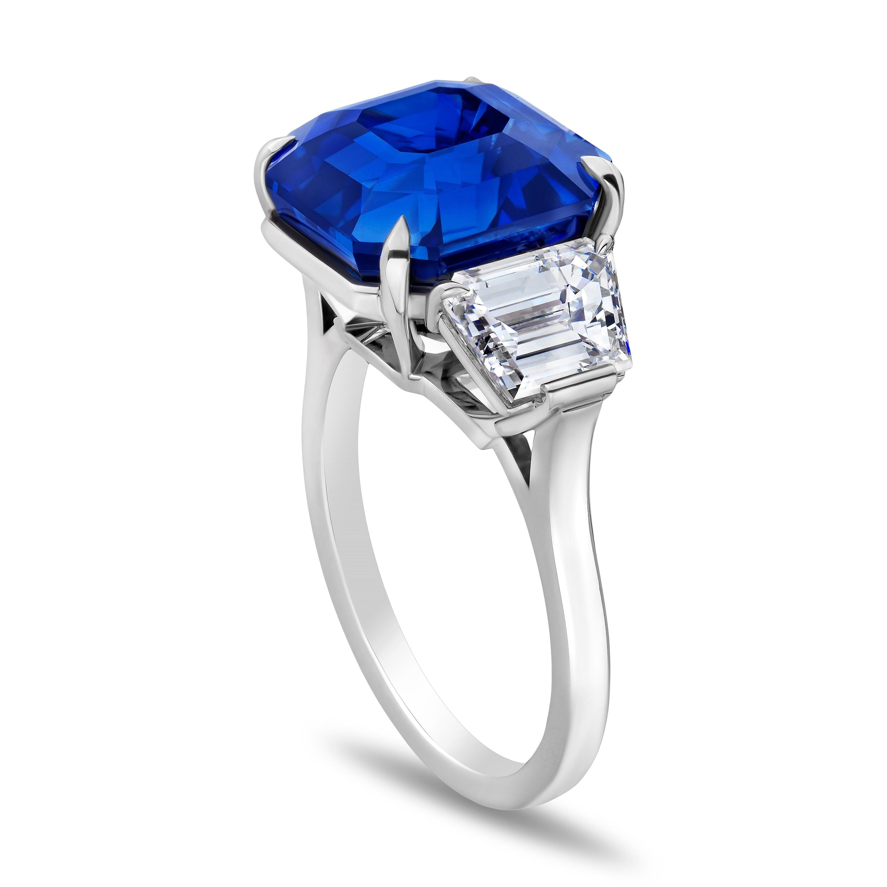 Saphir bleu émeraude carré de 11,08 carats et deux diamants trapèzes à taille en escalier de 1,94 carat, sertis dans une bague en platine faite main.
