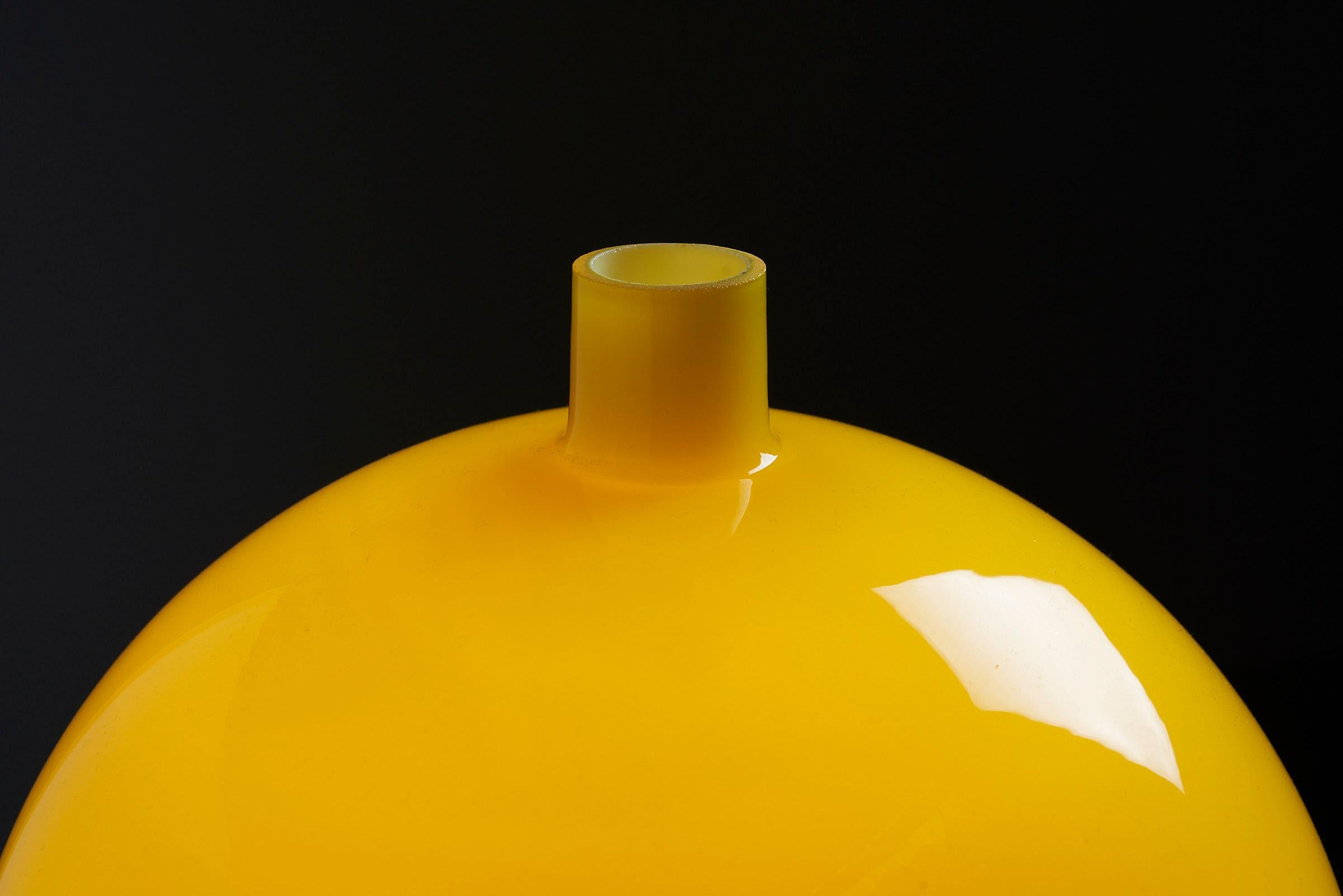 Suédois Lampe de bureau « 1108 » de Luxus Suède, support en frêne avec sphère en verre jaune en vente