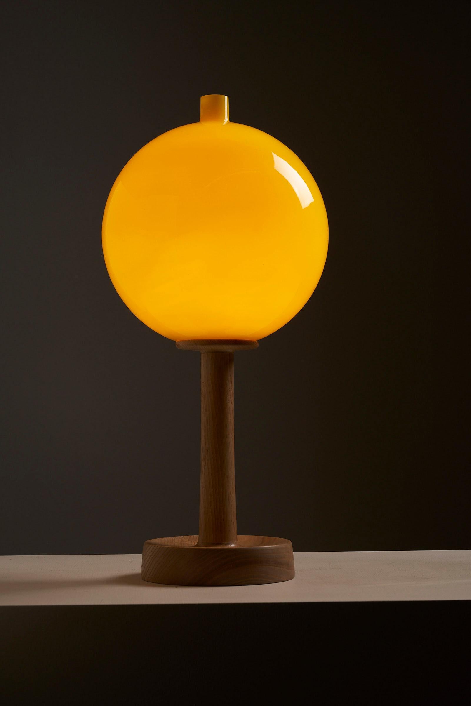 Fait main Lampe de bureau « 1108 » de Luxus Suède, support en frêne avec sphère en verre jaune en vente