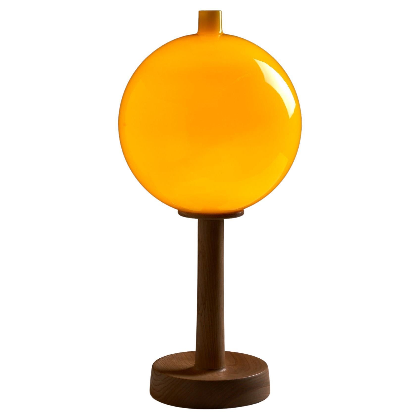 Lampe de bureau « 1108 » de Luxus Suède, support en frêne avec sphère en verre jaune en vente