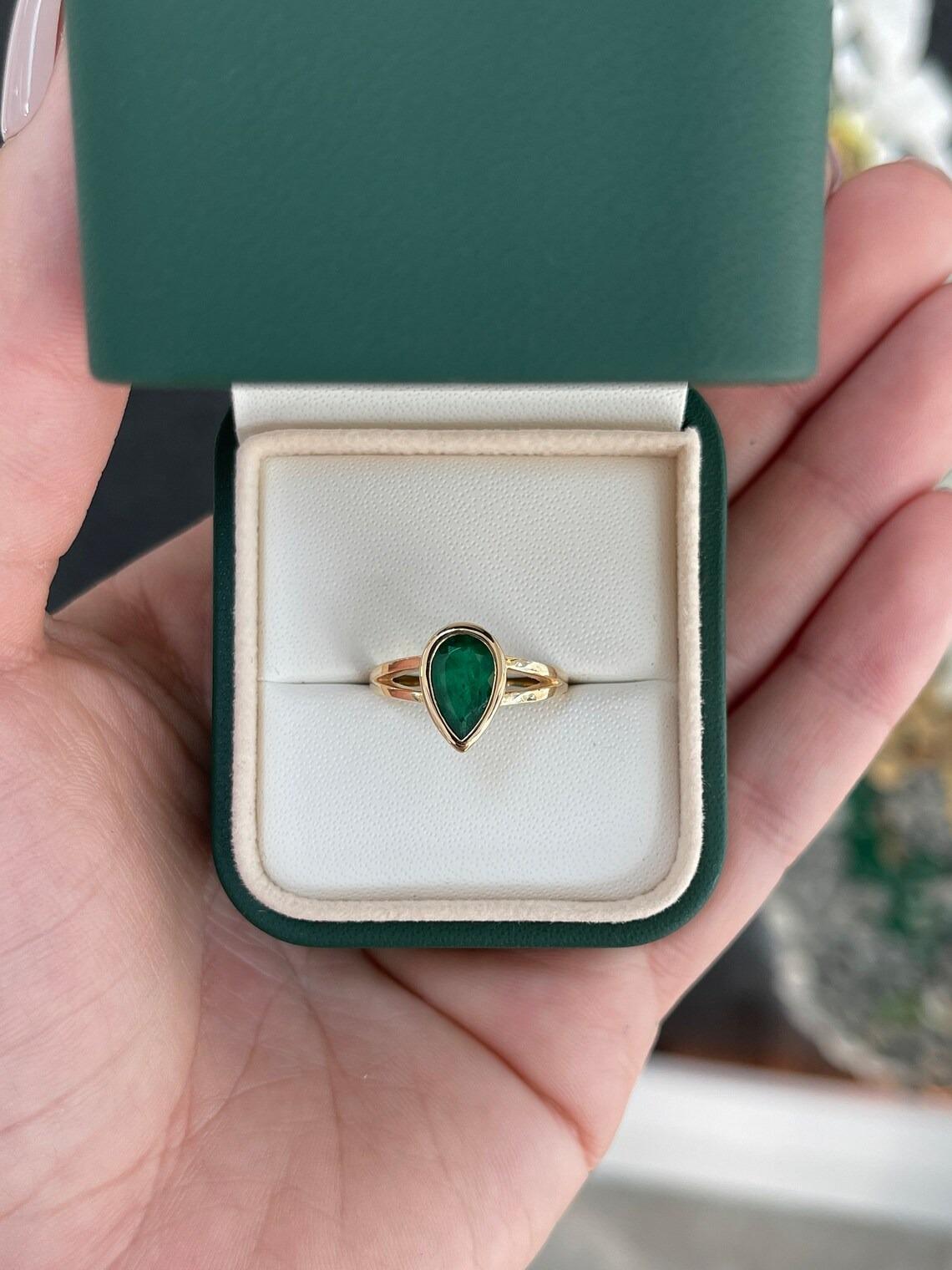 Modern 1.10ct 14K Dark Green Pear Cut Emerald Bezel Set Split Shank Solitaire Gold Ring For Sale