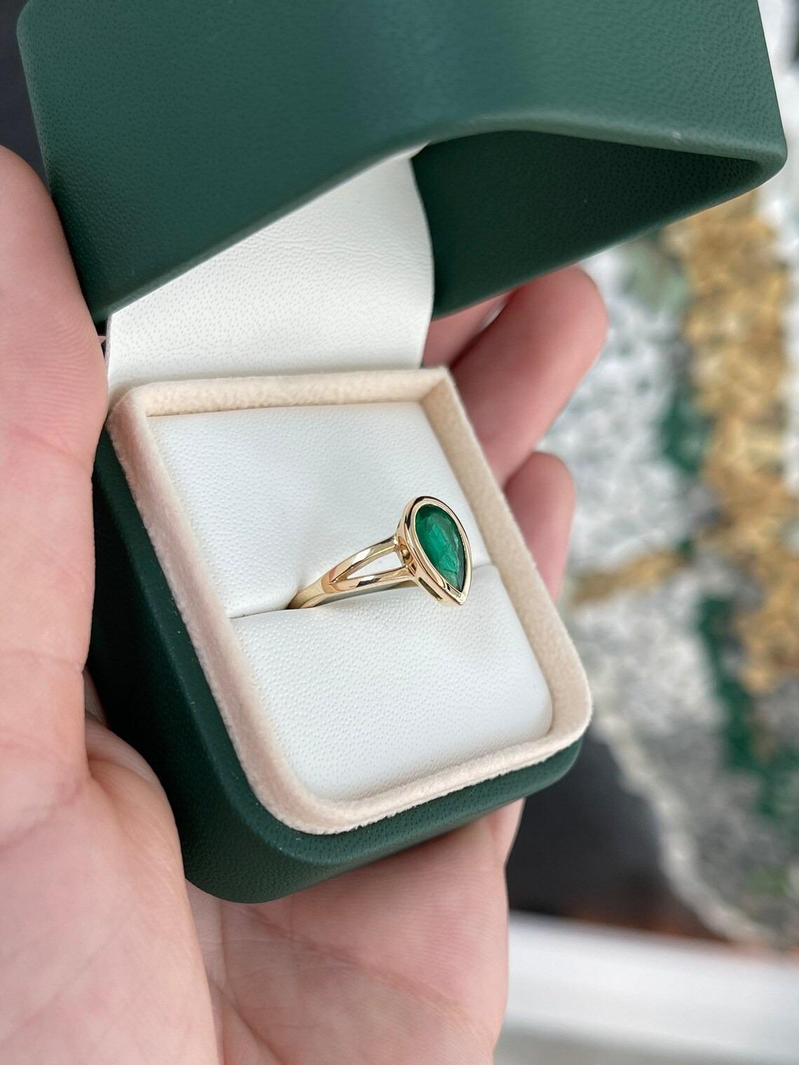 1.10ct 14K Dark Green Pear Cut Emerald Bezel Set Split Shank Solitaire Gold Ring In New Condition For Sale In Jupiter, FL