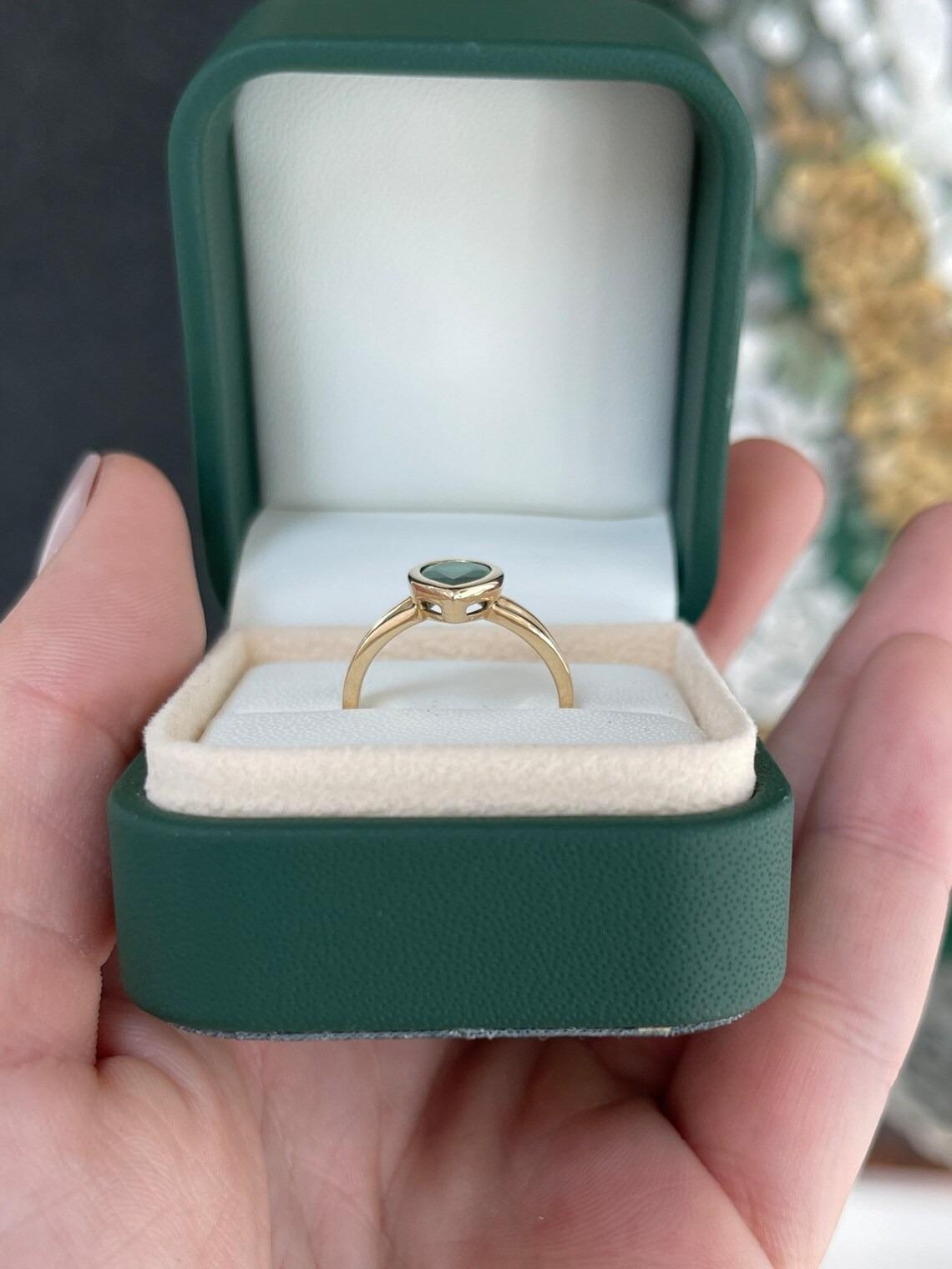 Women's or Men's 1.10ct 14K Dark Green Pear Cut Emerald Bezel Set Split Shank Solitaire Gold Ring For Sale