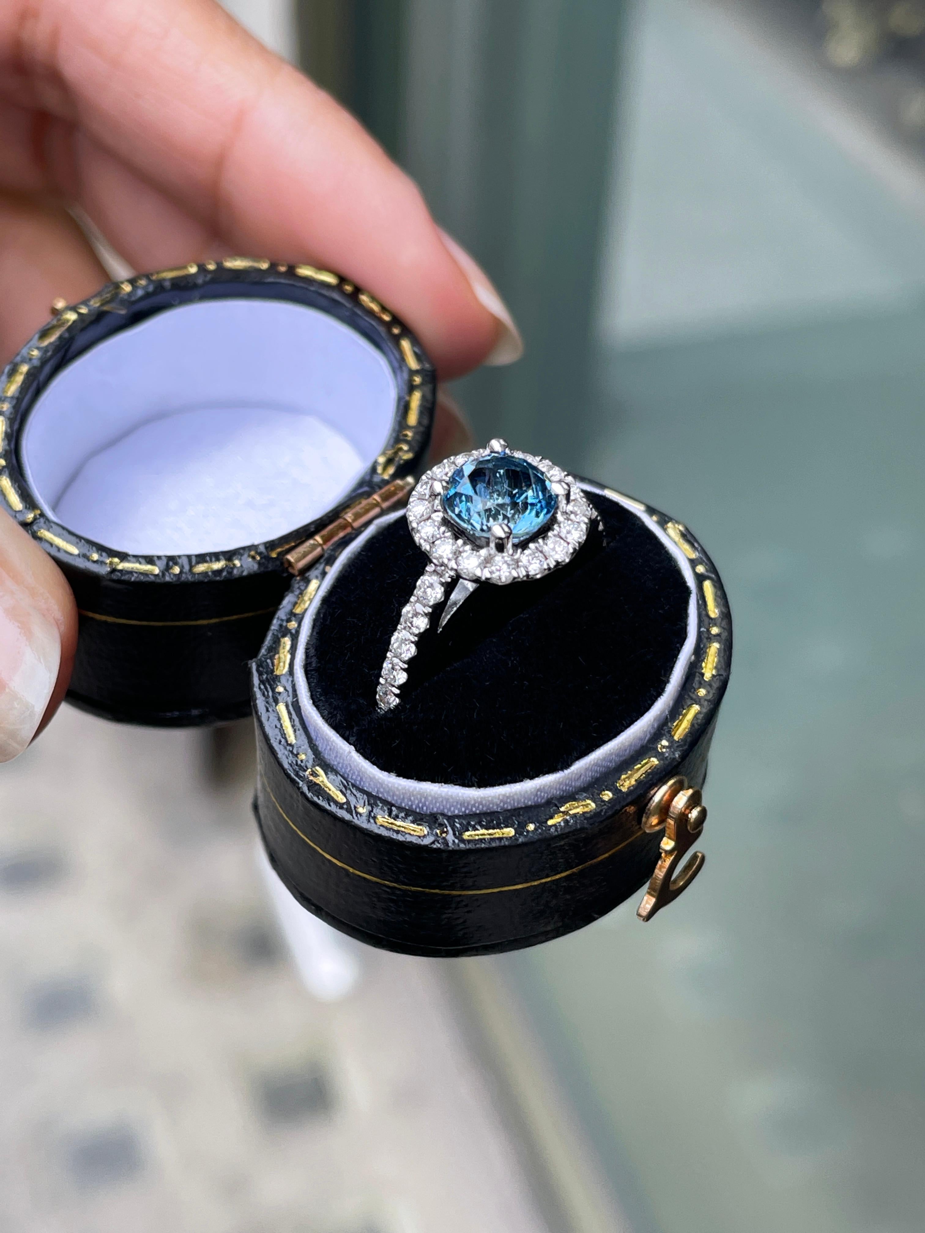 Taille ronde Bague de fiançailles en or 18 carats avec aigue-marine de 1,10 carat et halo de diamants en vente