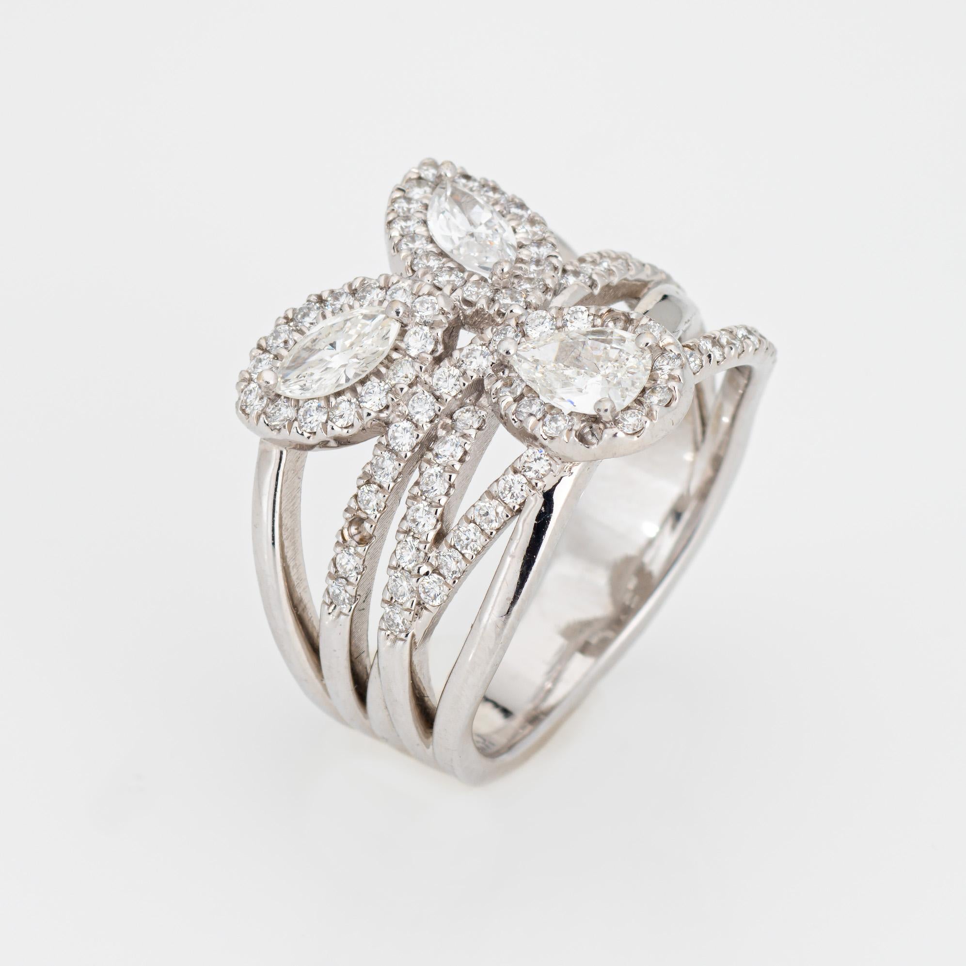 Elegante anillo de diamantes de talla mixta elaborado en oro blanco de 14 quilates. 

Los diamantes talla pera, marquesa y brillante redondo suman un total estimado de 1,10 quilates (color estimado H-I y claridad VS2-SI2).   

La hermosa banda