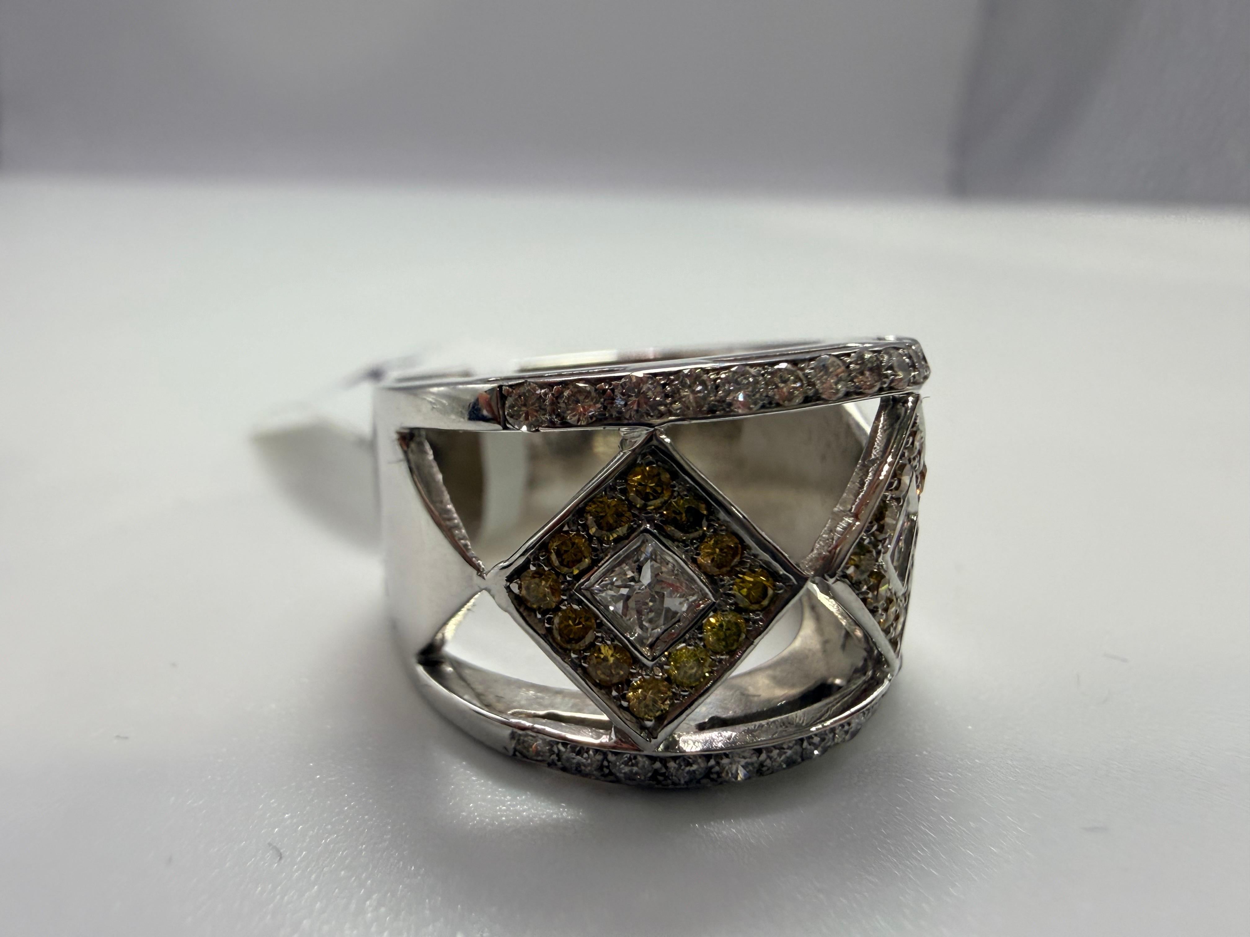 Bague en or 18 carats, composée de 1,10 carats de diamants au total. La bague est de taille 6 et peut être redimensionnée.

**Tous les articles quittent nos locaux avec un certificat au nom de l'acheteur, politique de l'entreprise ! Cela garantit