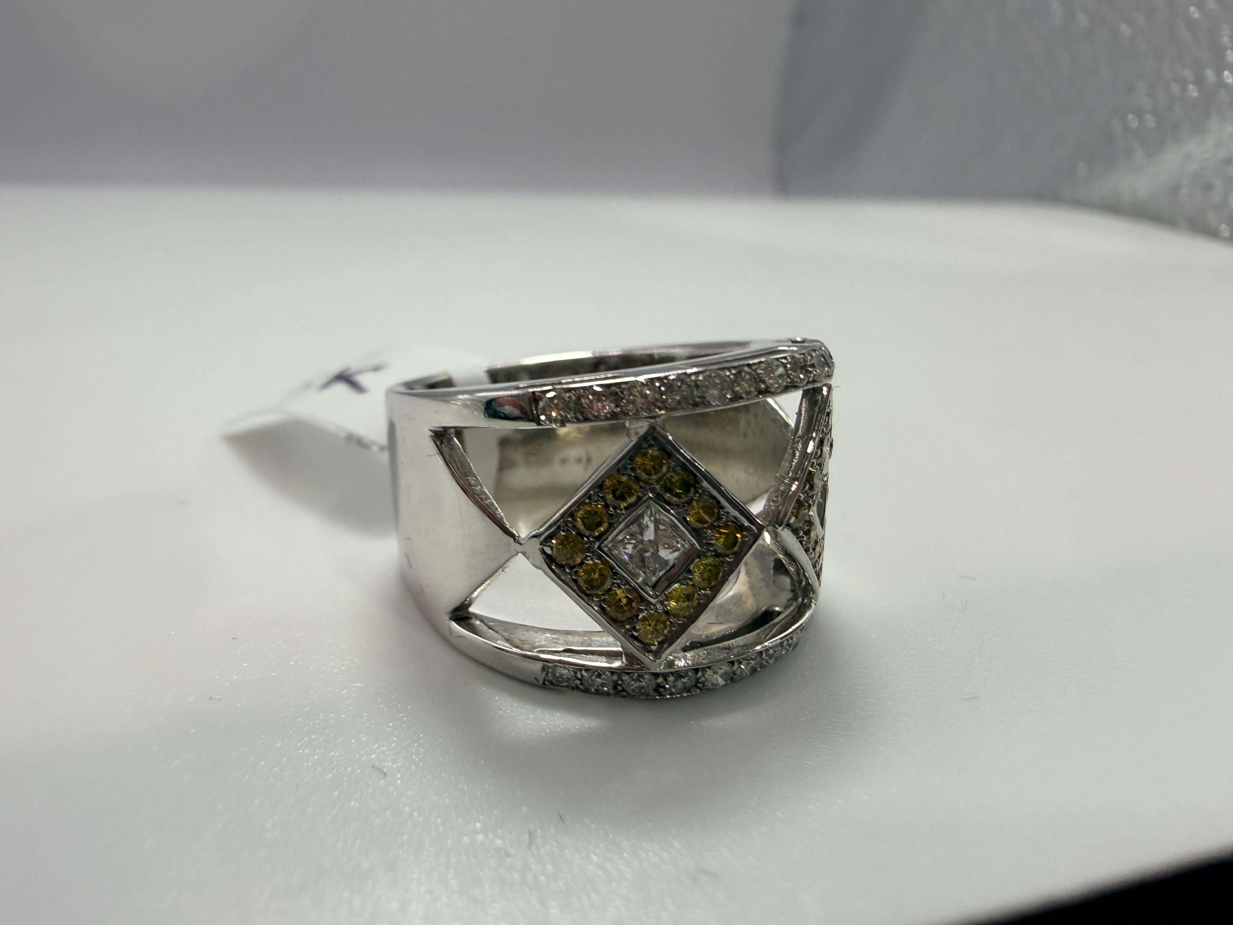 Taille brillant Bague en diamant de 1,10 ct Bague en diamant à large tête Bague en diamant canari 18KT en vente