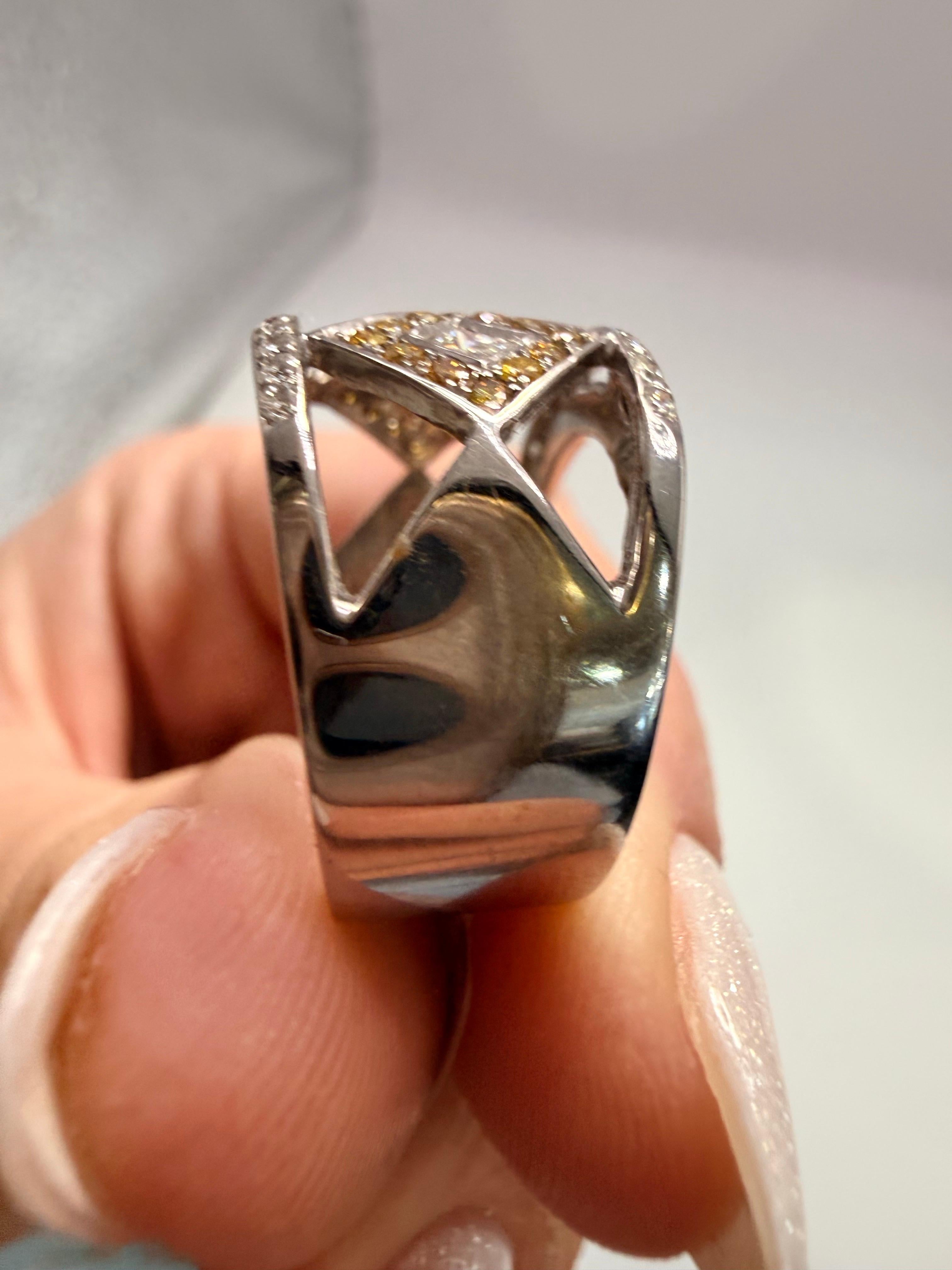 Bague en diamant de 1,10 ct Bague en diamant à large tête Bague en diamant canari 18KT Unisexe en vente