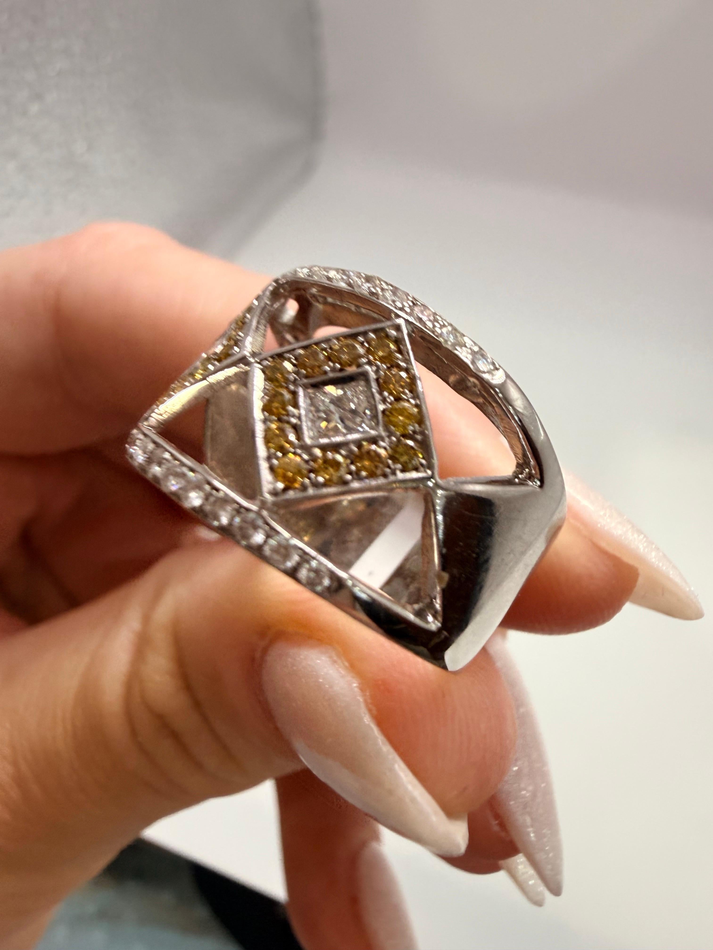 Bague en diamant de 1,10 ct Bague en diamant à large tête Bague en diamant canari 18KT en vente 2