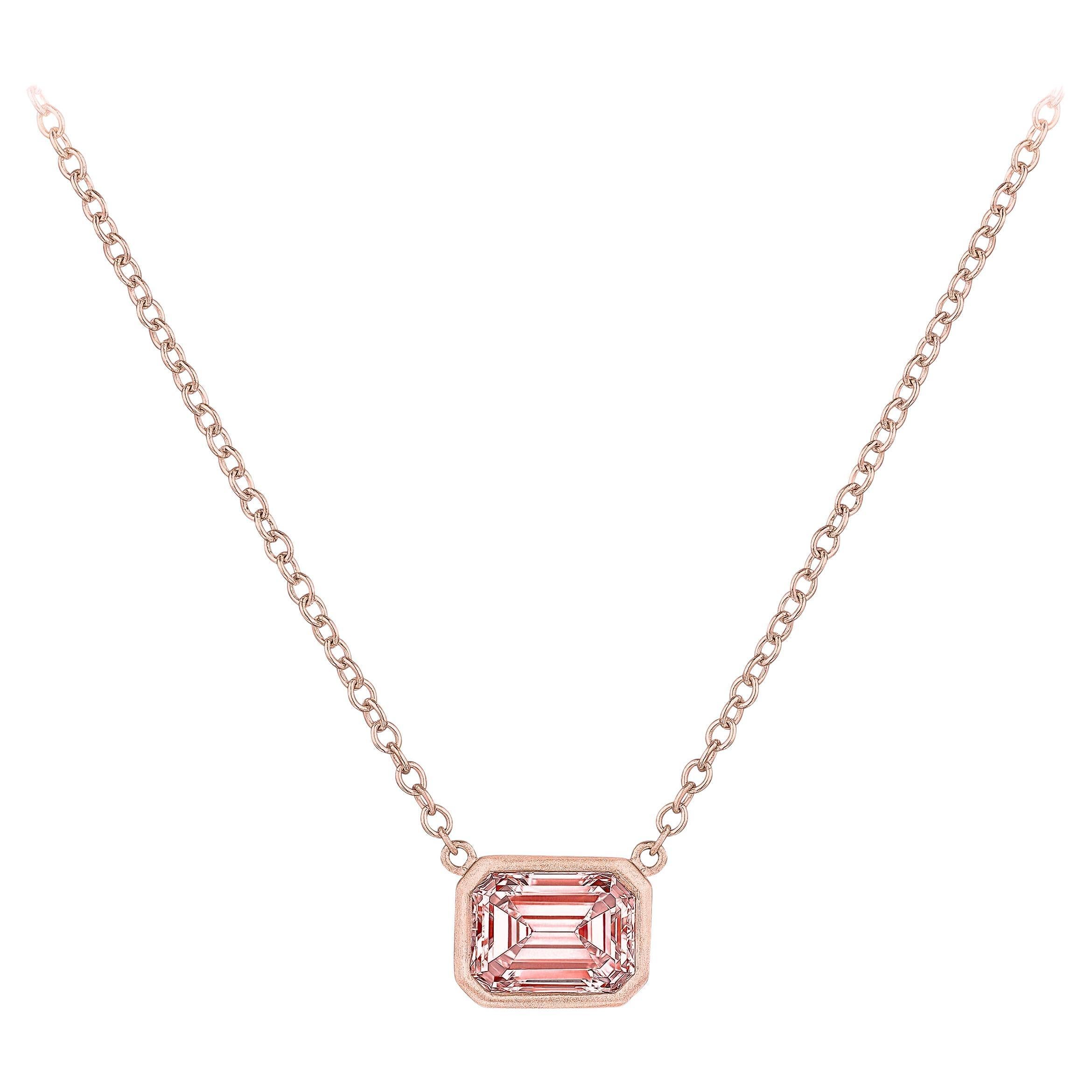 Collana con ciondolo con castone East-West con diamanti rosa coltivati in laboratorio e taglio smeraldo da 1,10ct