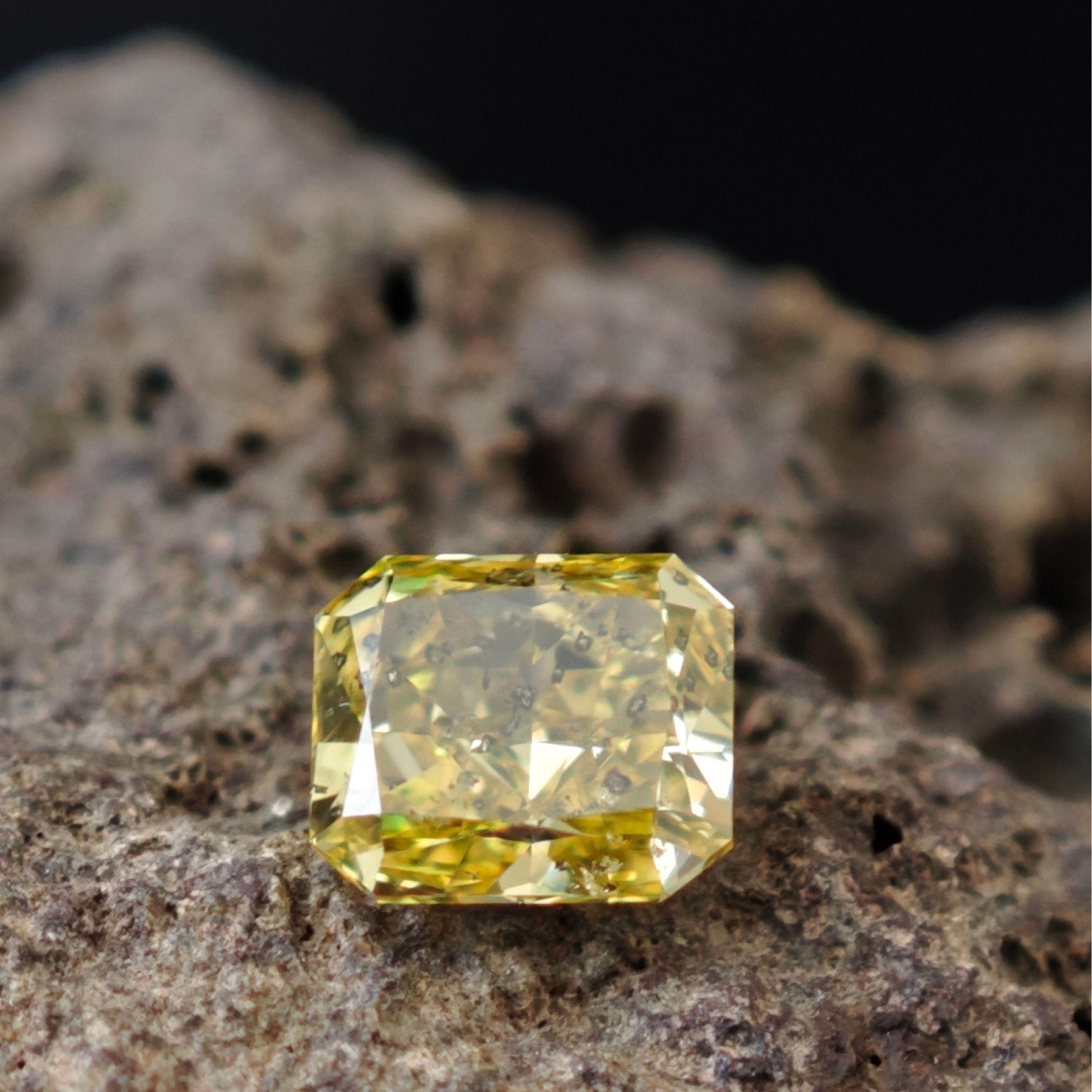 Ce magnifique diamant naturel de 1,10 carat est certifié GIA (rapport n° 2185596999) et présente une couleur rare Fancy Vivid Yellow, réputée pour sa luminosité, sa saturation et sa brillance. La taille radiant, également connue sous le nom de