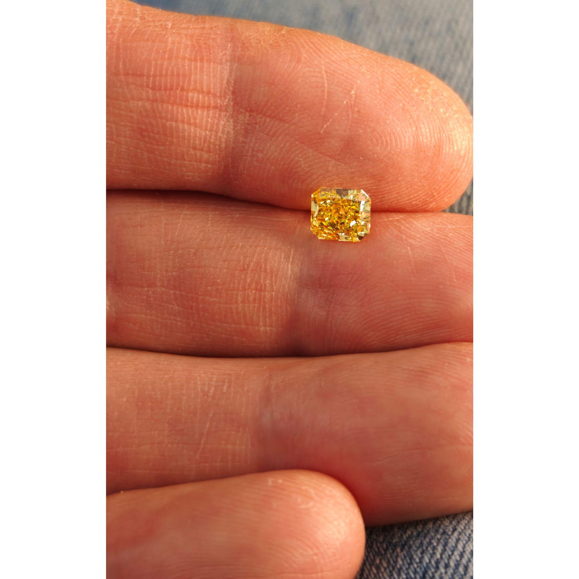 Diamant naturel de 1,10 carats de couleur jaune vif, taille radiant, certifié GIA, haute joaillerie en vente 2