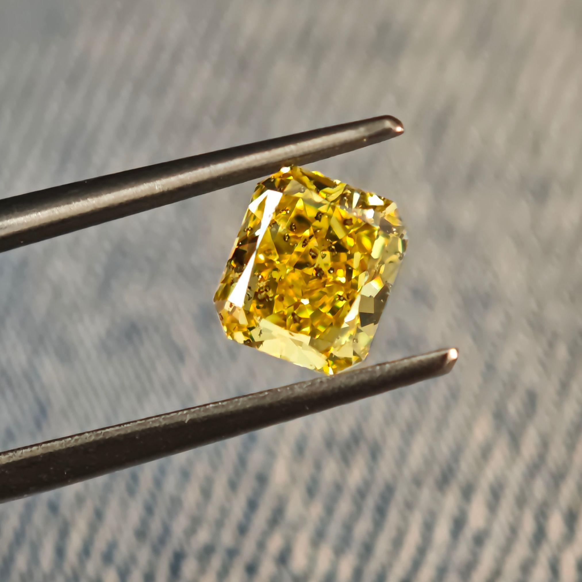 Diamant naturel de 1,10 carats de couleur jaune vif, taille radiant, certifié GIA, haute joaillerie en vente 3