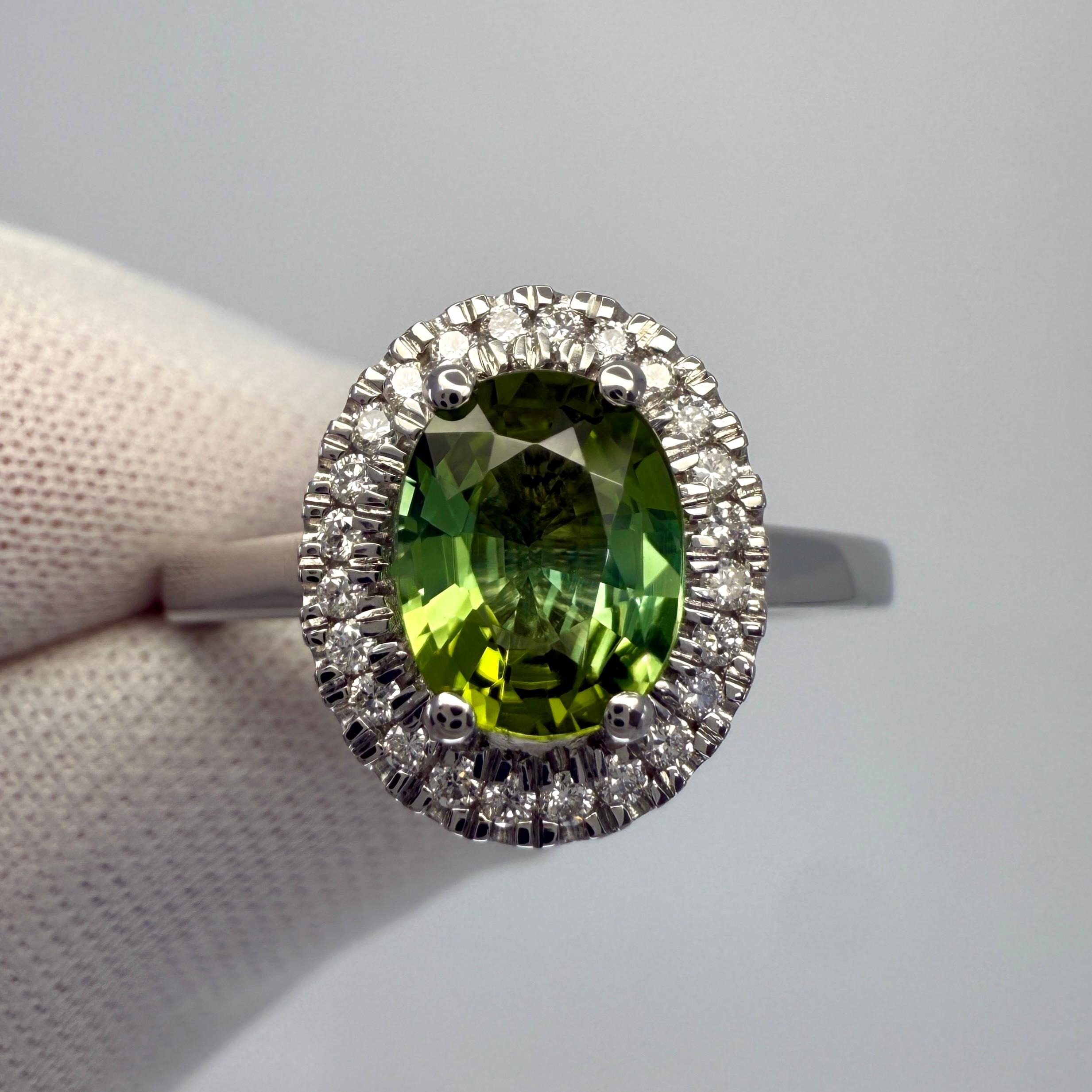 Anello aureolato in platino con tormalina paraiba e diamanti, certificato IGI Greene & Greene, per un totale di 1,05 carati.

Questo bellissimo anello presenta una tormalina Paraiba Cuprian naturale da 0,95ct certificata IGI con uno splendido colore