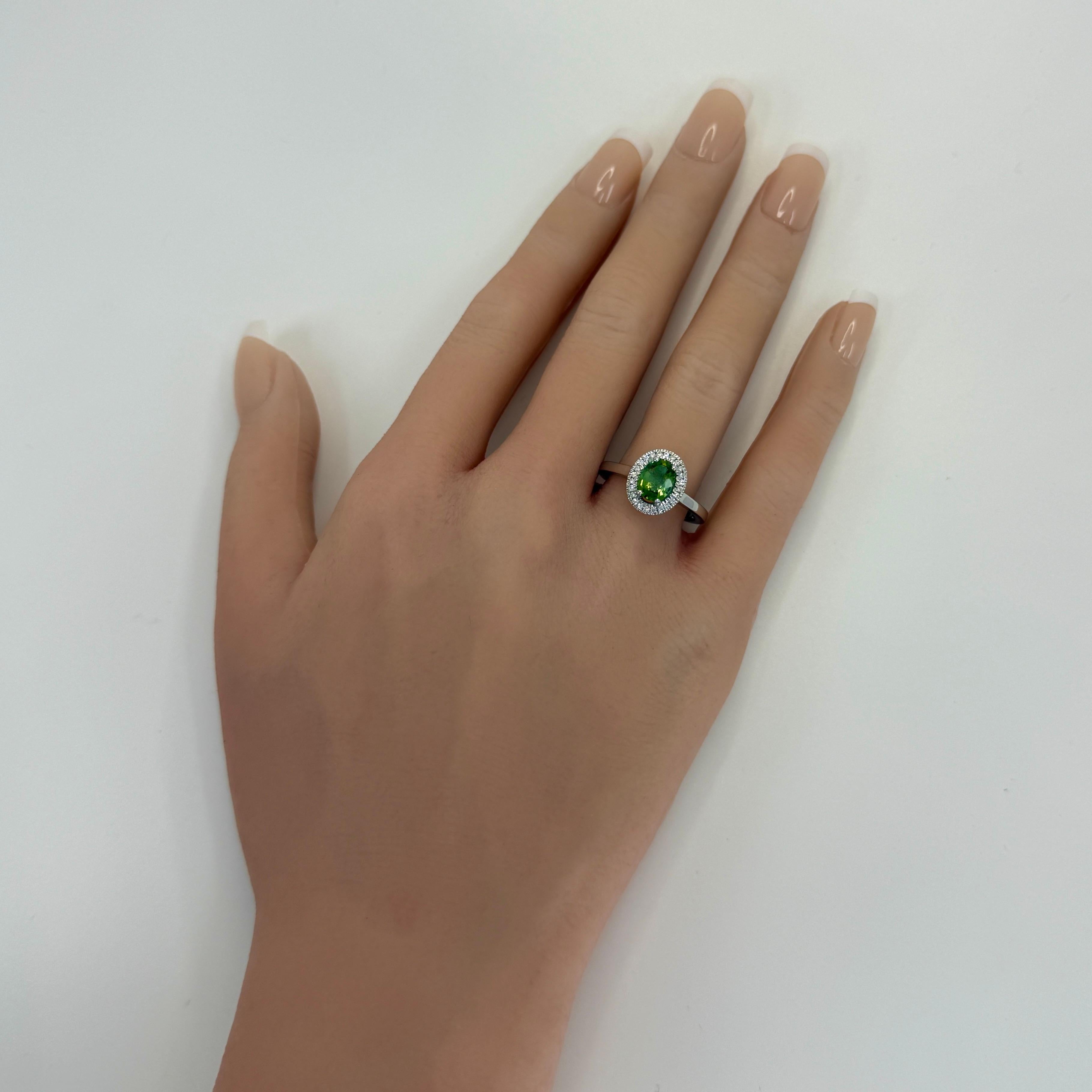 Anello aureolato in platino con diamante e tormalina verde Paraiba Cuprian certificata IGI da 1,10 ct. In condizioni Nuovo in vendita a Birmingham, GB