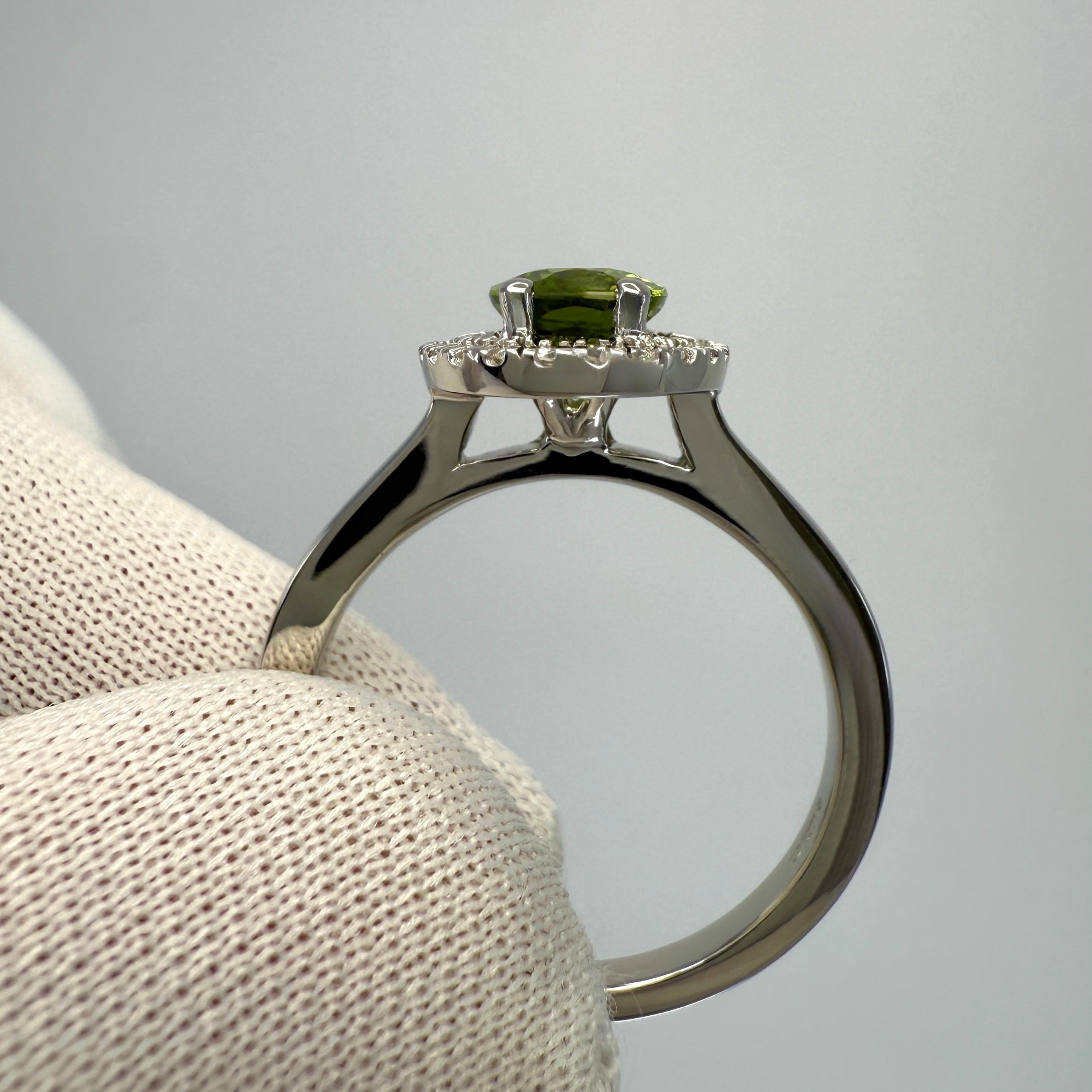 Anello aureolato in platino con diamante e tormalina verde Paraiba Cuprian certificata IGI da 1,10 ct. in vendita 1