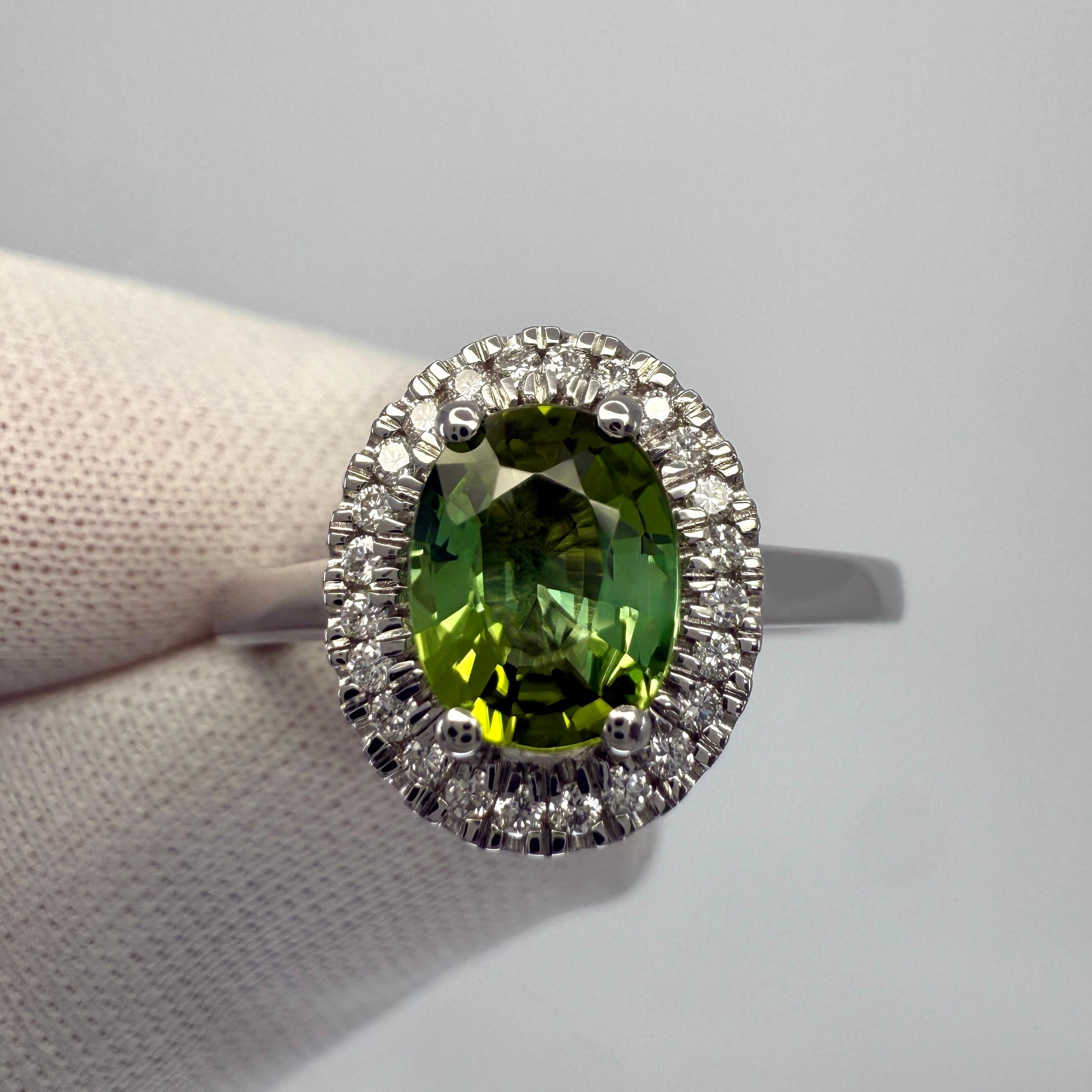 Anello aureolato in platino con diamante e tormalina verde Paraiba Cuprian certificata IGI da 1,10 ct. in vendita 2