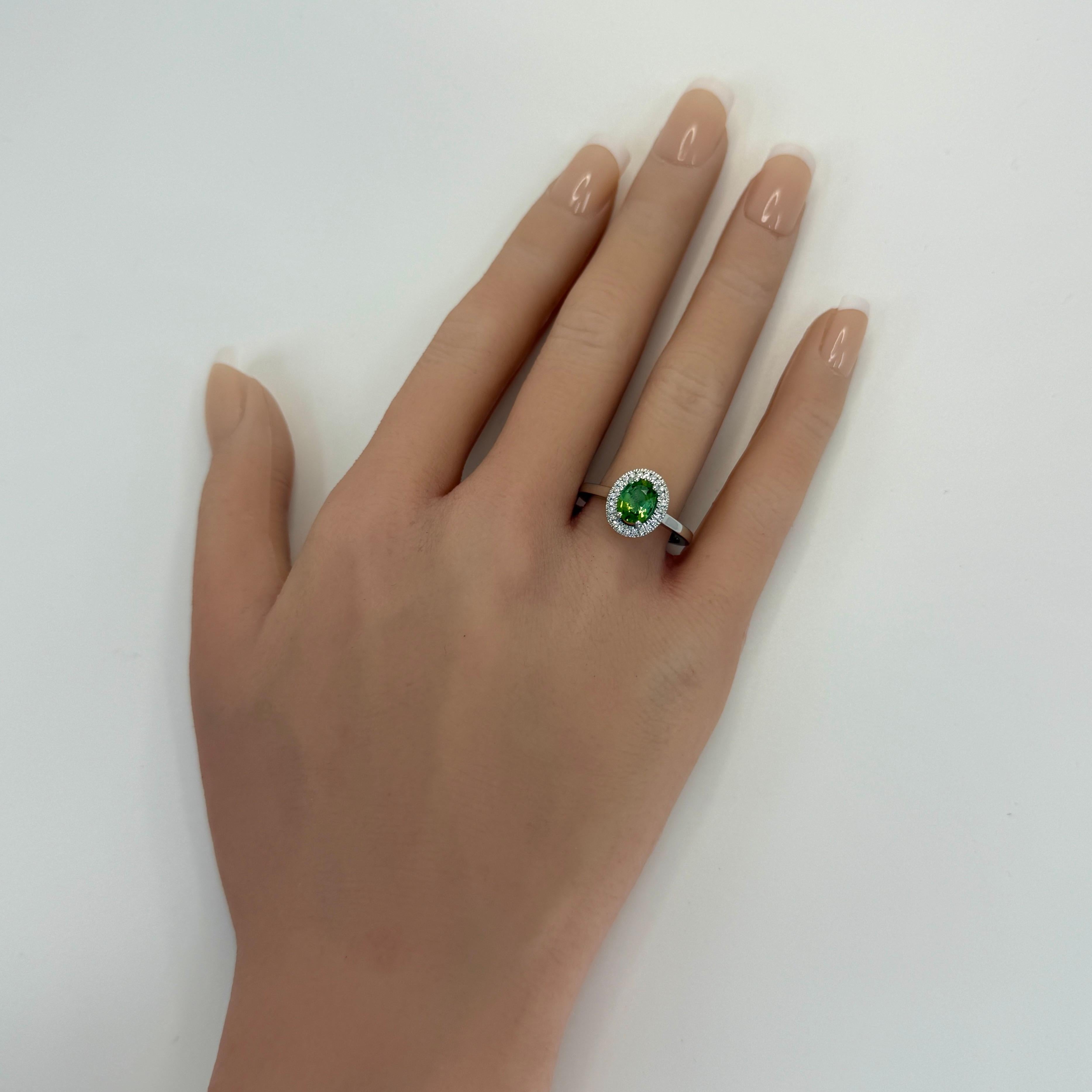 Anello aureolato in platino con diamante e tormalina verde Paraiba Cuprian certificata IGI da 1,10 ct. in vendita 3