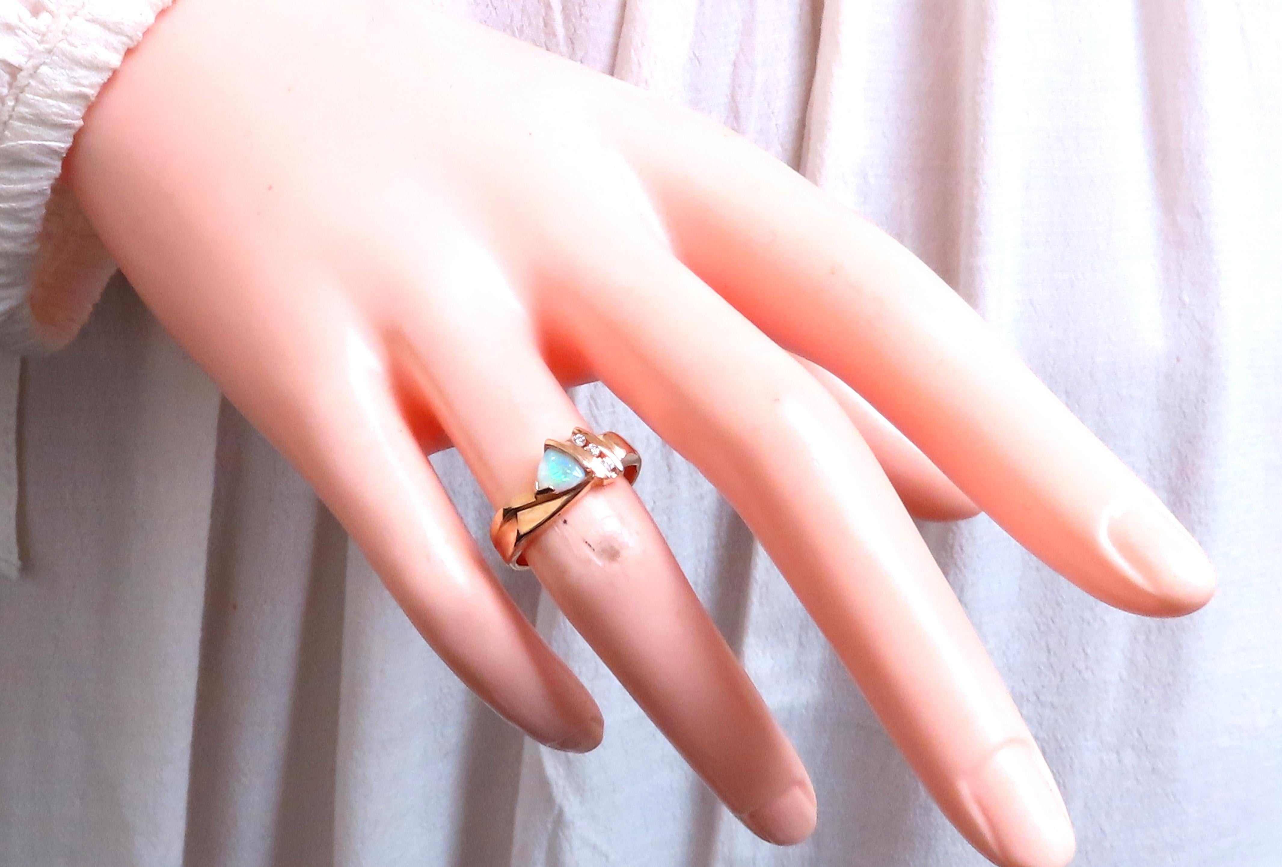 Bague en or 14 carats avec opale naturelle d'Australie de 1,10 carat et diamants n°12430 Excellent état - En vente à New York, NY