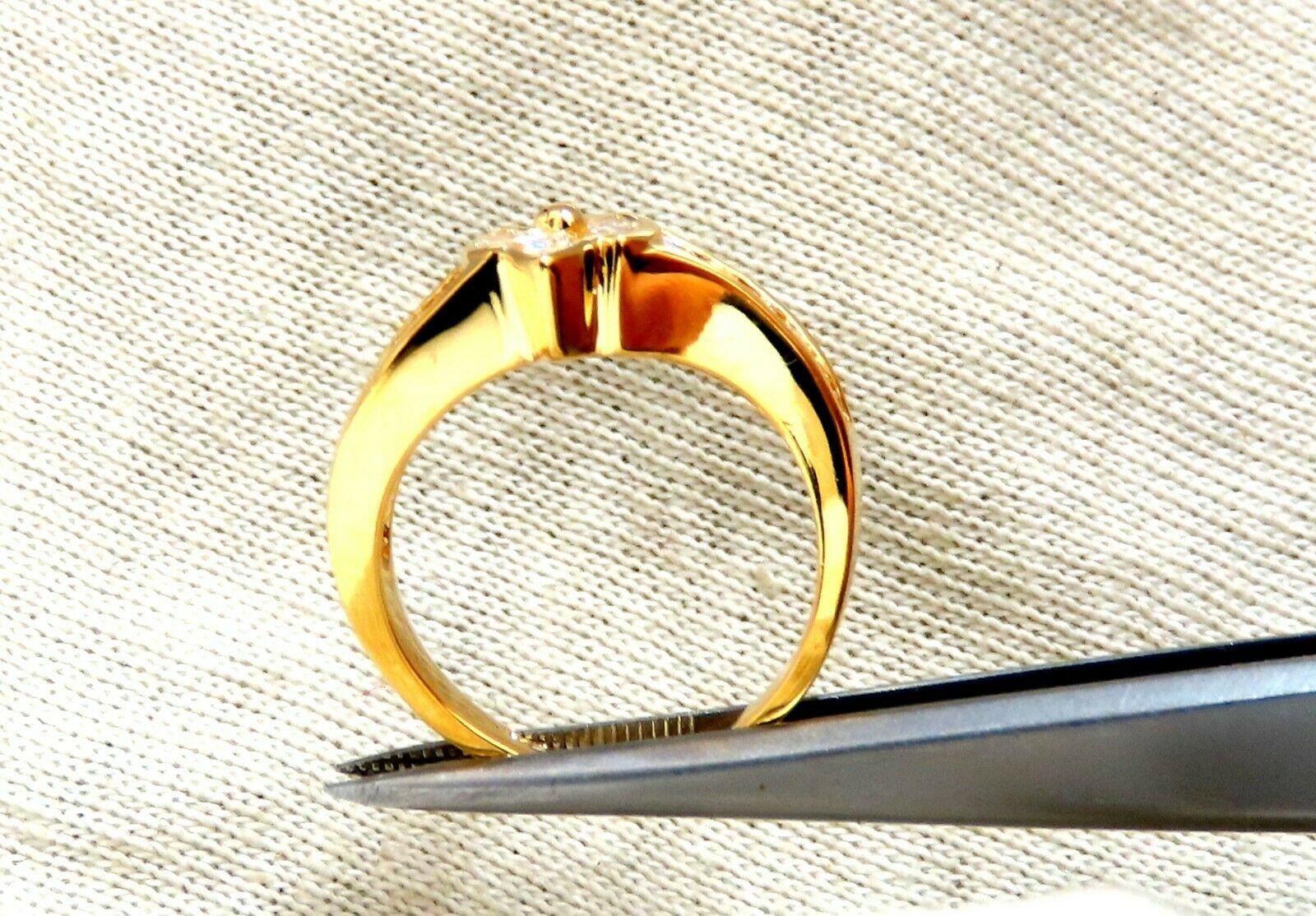Anello Marquise Cluster Durevole
1,10ct. Diamanti naturali Marquise e Baguette 

Colore G, chiarezza Vs-2

Oro giallo 18kt. 

5,9 grammi.

L'anello è largo 10 mm

Profondità dell'anello: 5,1 mm

misura attuale dell'anello: 6,25

$5000 Certificato di