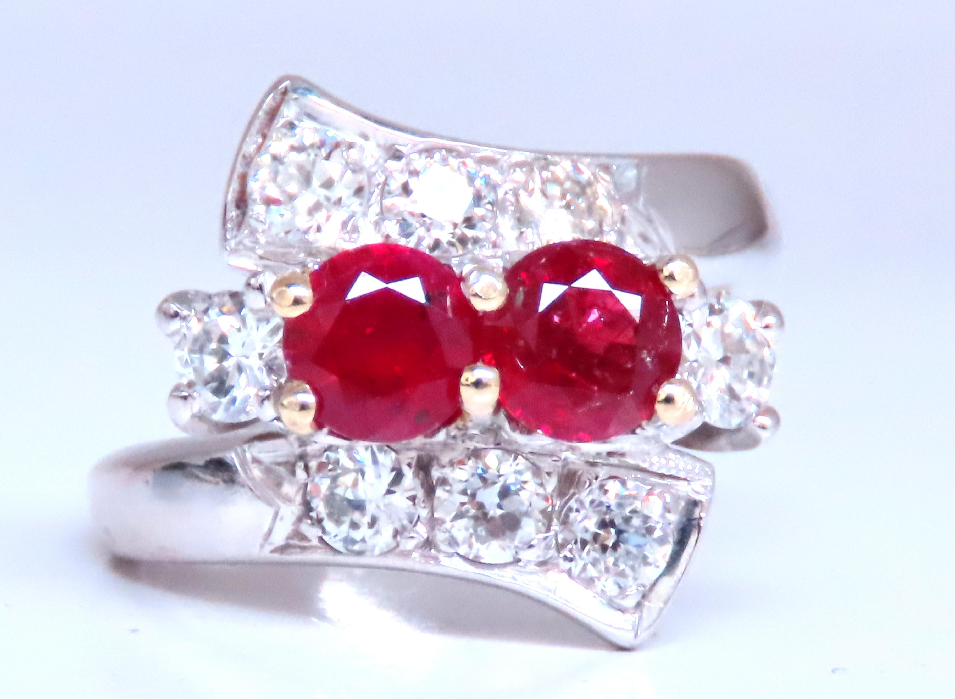 Anillo de rubí natural de 1,10 ct.
Excelente Rojo Vivo.
Claridad Limpia, Transparente.
Calentado.

1,10ct Diamantes Naturales.
Rondas Corte completo brillante.
G-color Vs-2 claridad

Oro blanco de 14 quilates
5.4 gramos
11 mm de ancho
Profundidad: