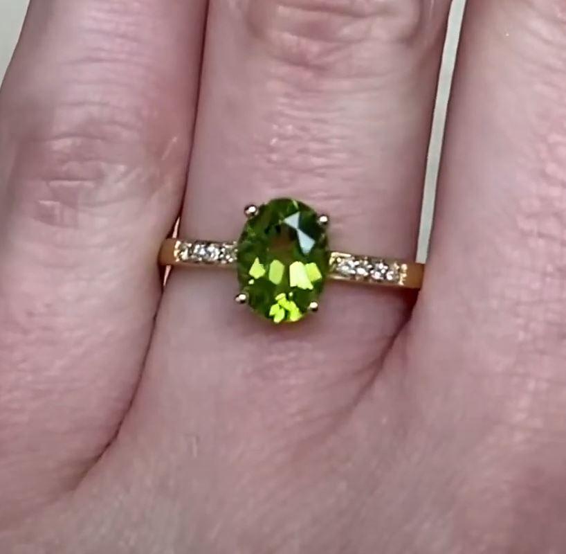 1.10ct Oval Cut Peridot Cocktail Ring, 14k Yellow Gold In Excellent Condition For Sale In New York, NY