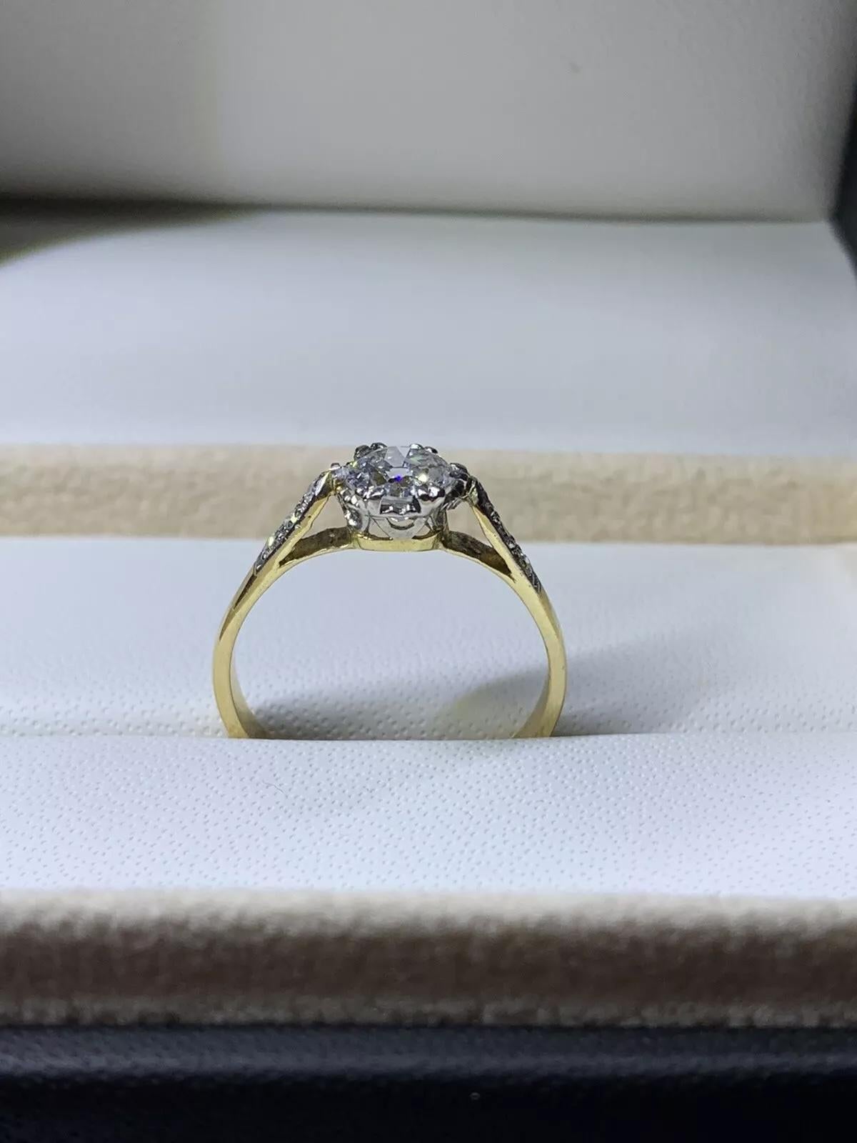 Antiker Verlobungsring aus 18 Karat Gelbgold mit 1,10 Karat Diamanten im Altschliff. (Rundschliff) im Angebot