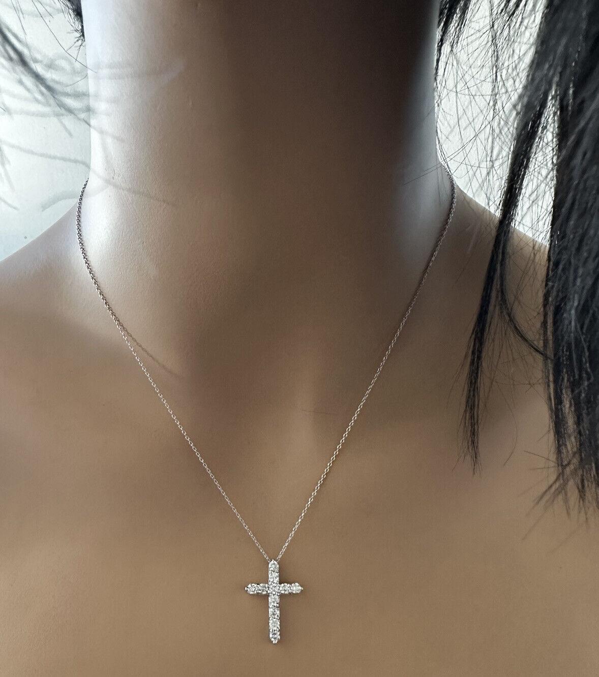 1.10Ct Stunning 14K Solid White Gold Diamond Cross Pendant Necklace In New Condition For Sale In Los Angeles, CA