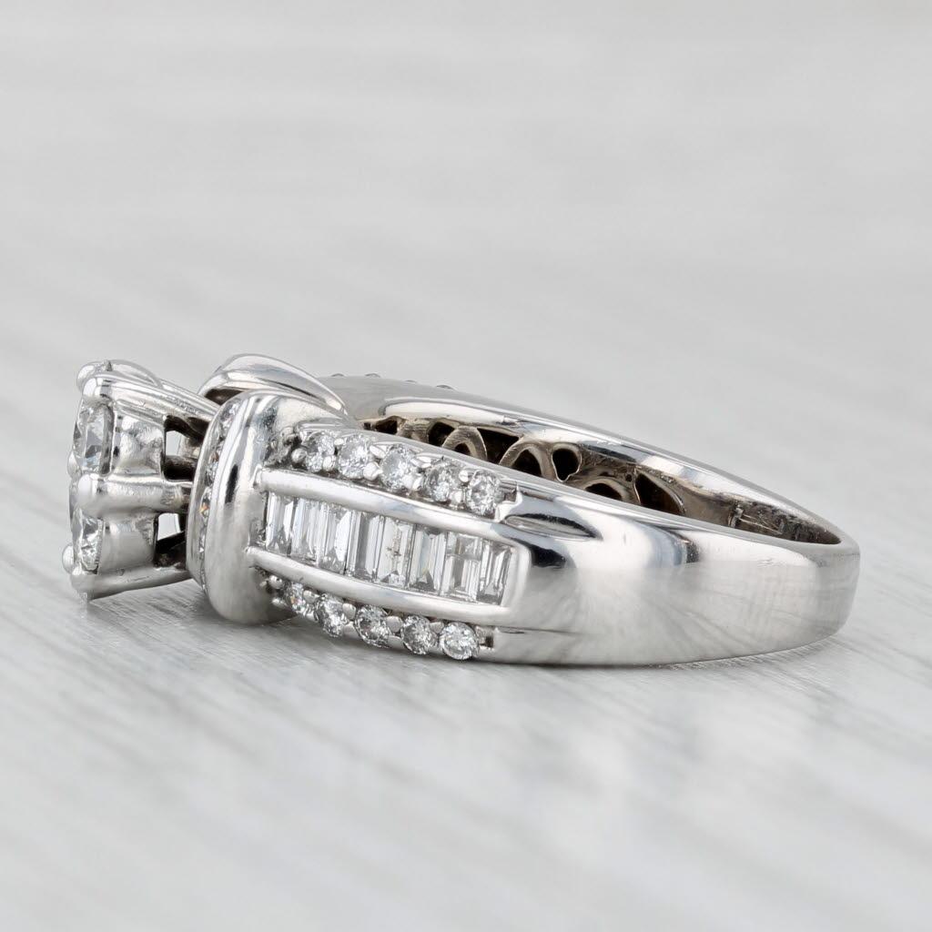 Informations sur les pierres précieuses :
- Diamants naturels (au centre) -
Total des carats - 0.57ctw
Taille - Brilliante ronde
Couleur - H - I
Clarté - SI2 - I1

- Diamants naturels (côtés) -
Total des carats - 0.33ctw
Taille - Brilliante