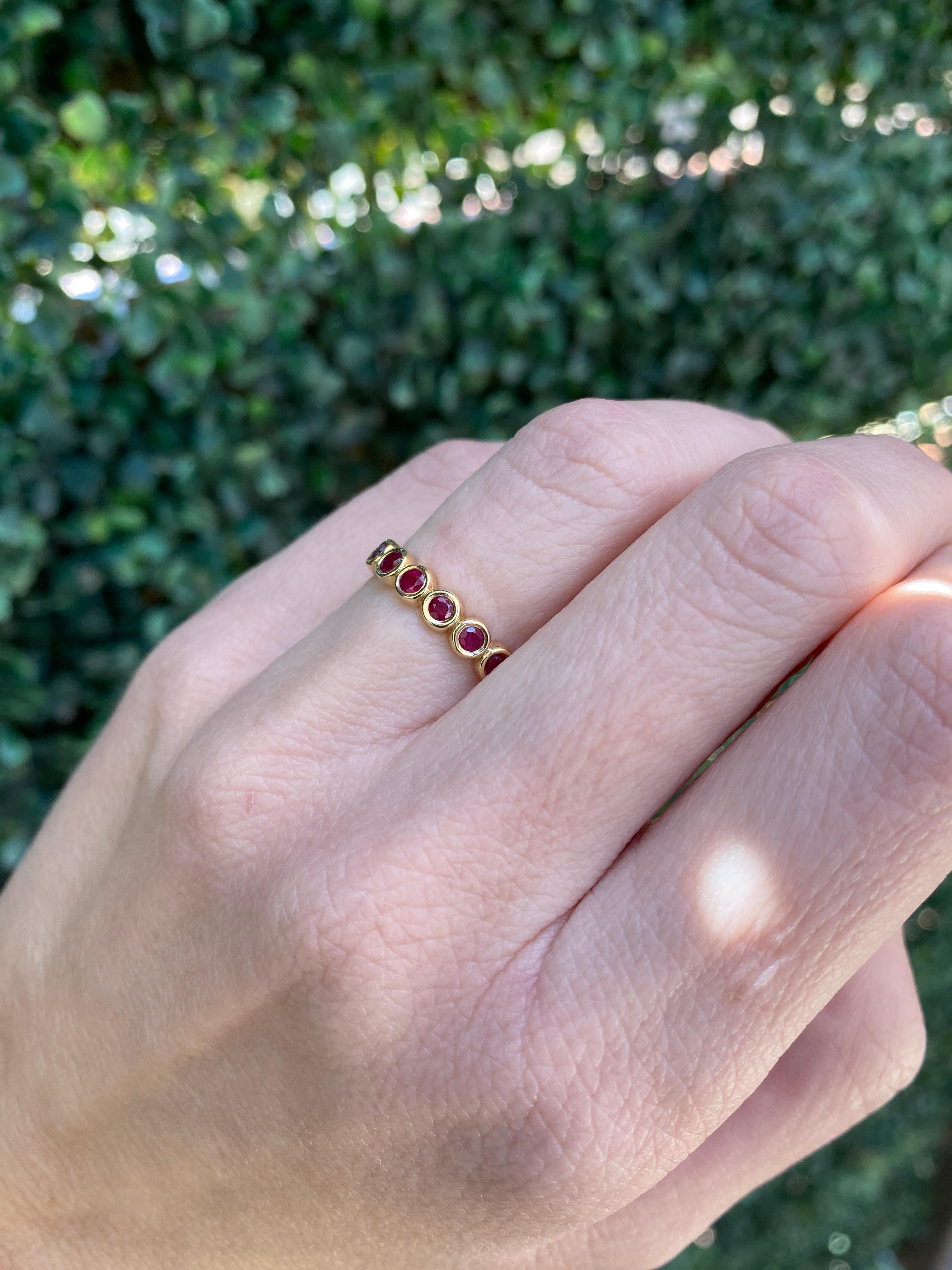 Bracelet éternel en or jaune 14k serti d'un rubis rond de 1,10ctw en vente 7