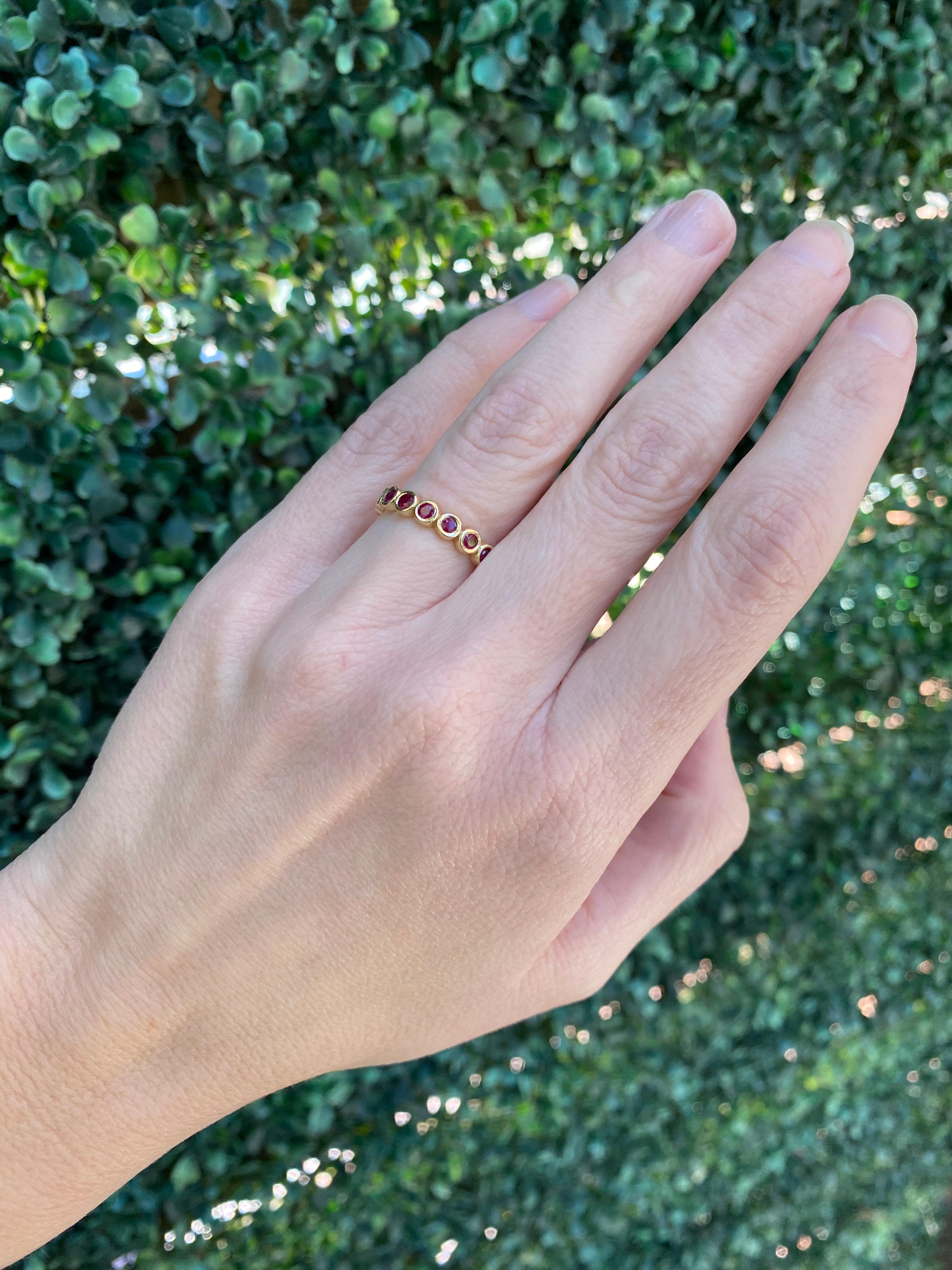 Bracelet éternel en or jaune 14k serti d'un rubis rond de 1,10ctw en vente 9