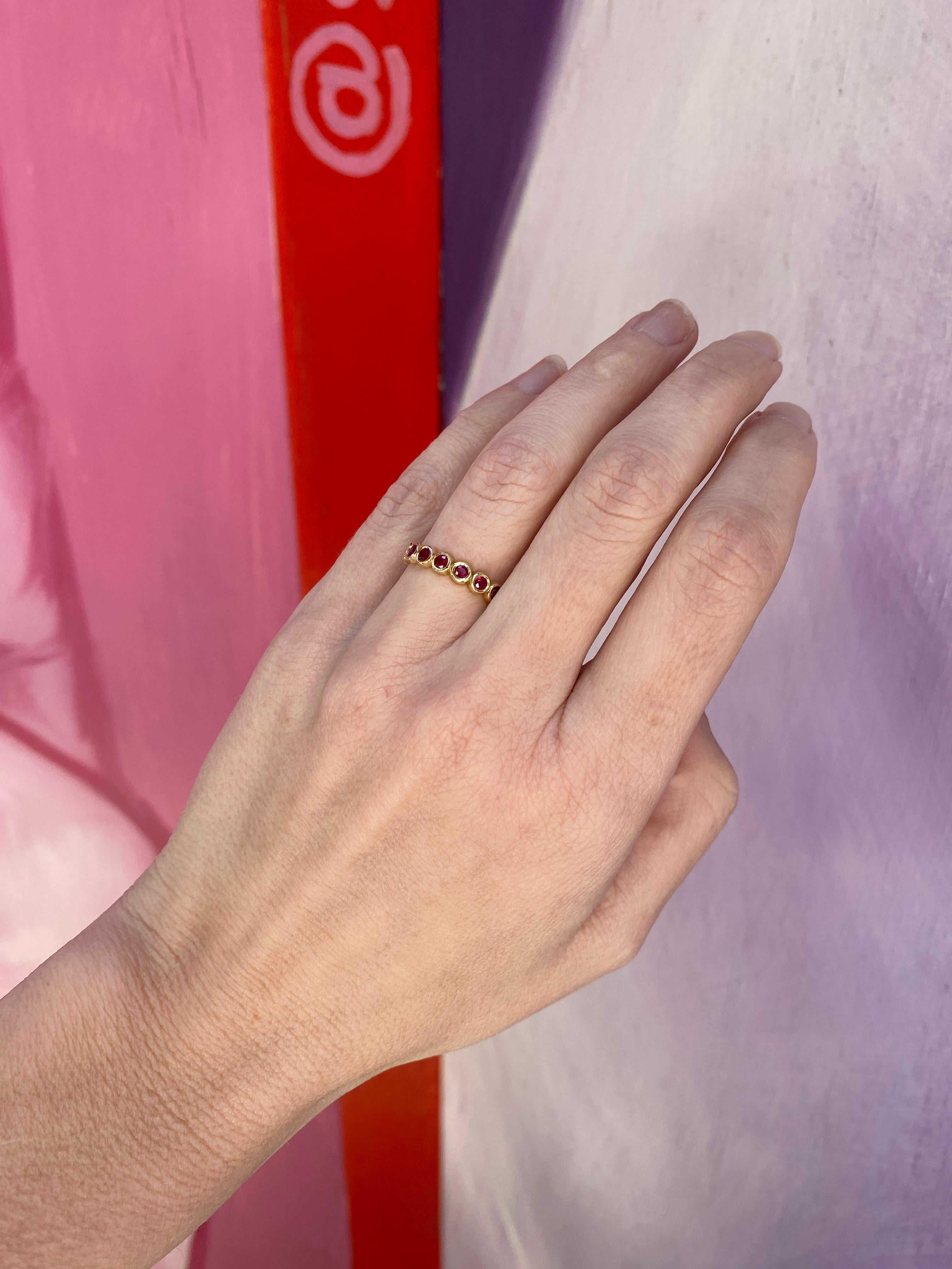 Bracelet éternel en or jaune 14k serti d'un rubis rond de 1,10ctw en vente 2