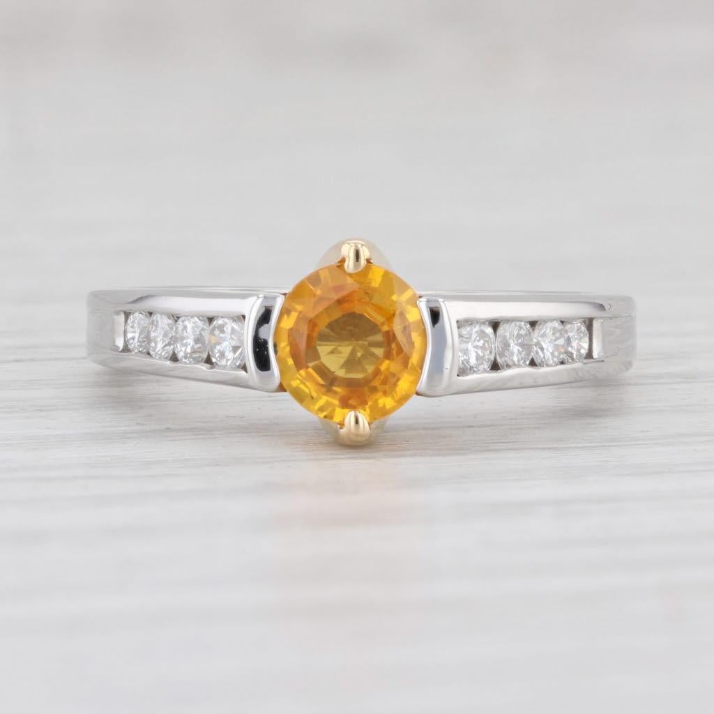 Gemme : Saphir Nature - 0,80 carats, taille ronde et brillante, jaune / orange  Couleur, traitement thermique 
Diamants naturels - 0,30 carats au total, taille ronde brillante, couleur G - H, pureté VS2
Métal : or blanc 18k, platine
Poids : 8.8
