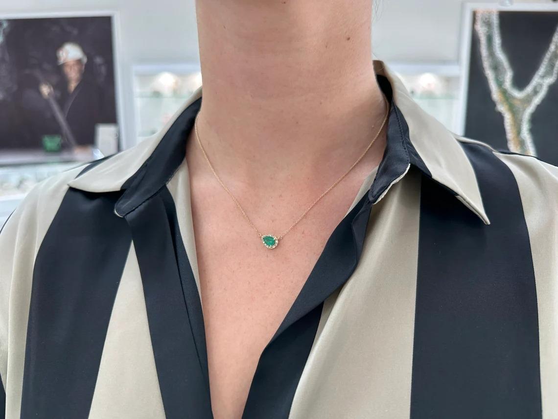 1,10tcw 14K natürlicher Smaragd im Birnenschliff Smaragd & Diamant Halo Stapel-Halskette im Zustand „Neu“ im Angebot in Jupiter, FL